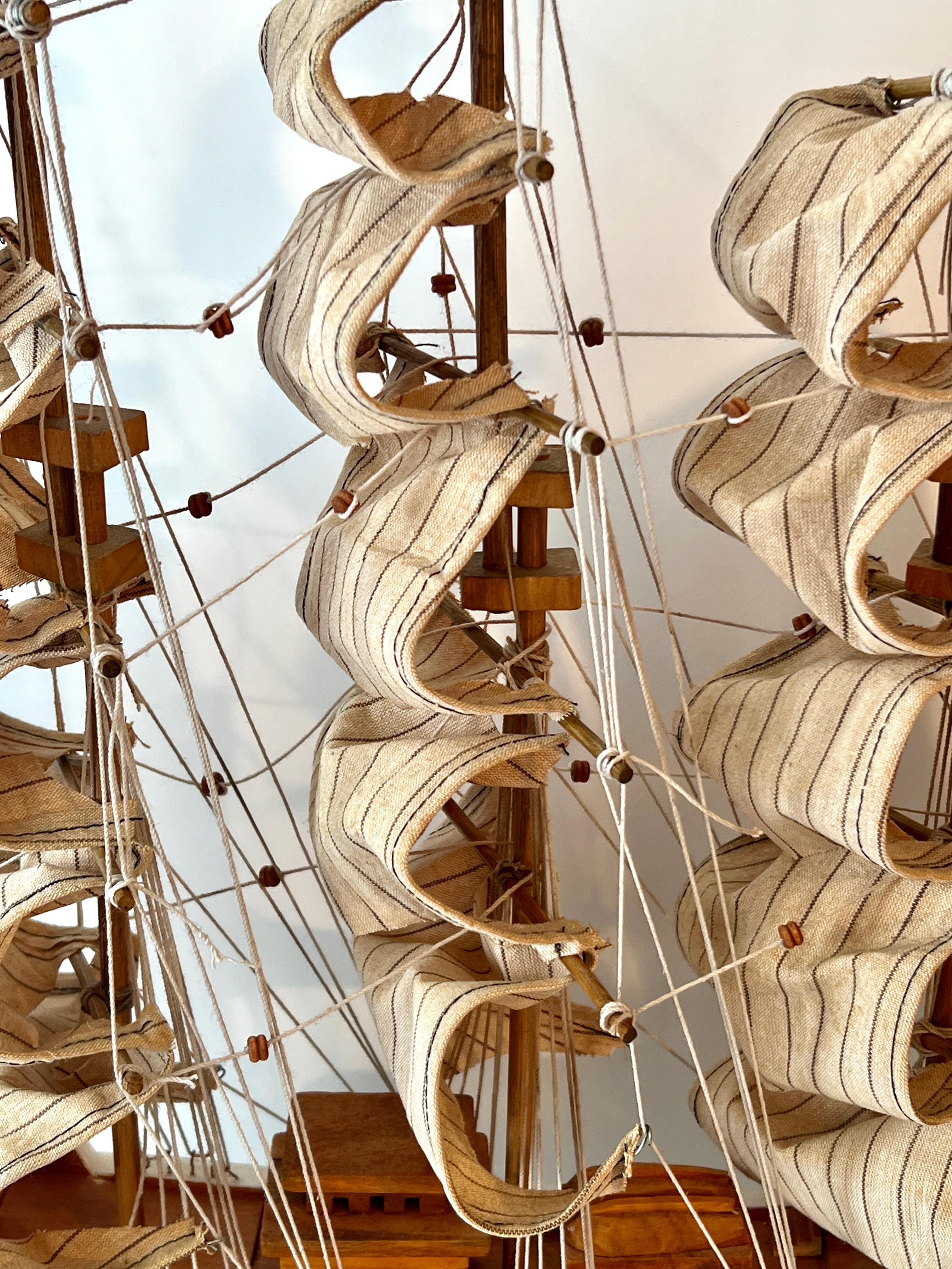 Modèle de bateau à voile avec voiles pliées sur bois en vente 3