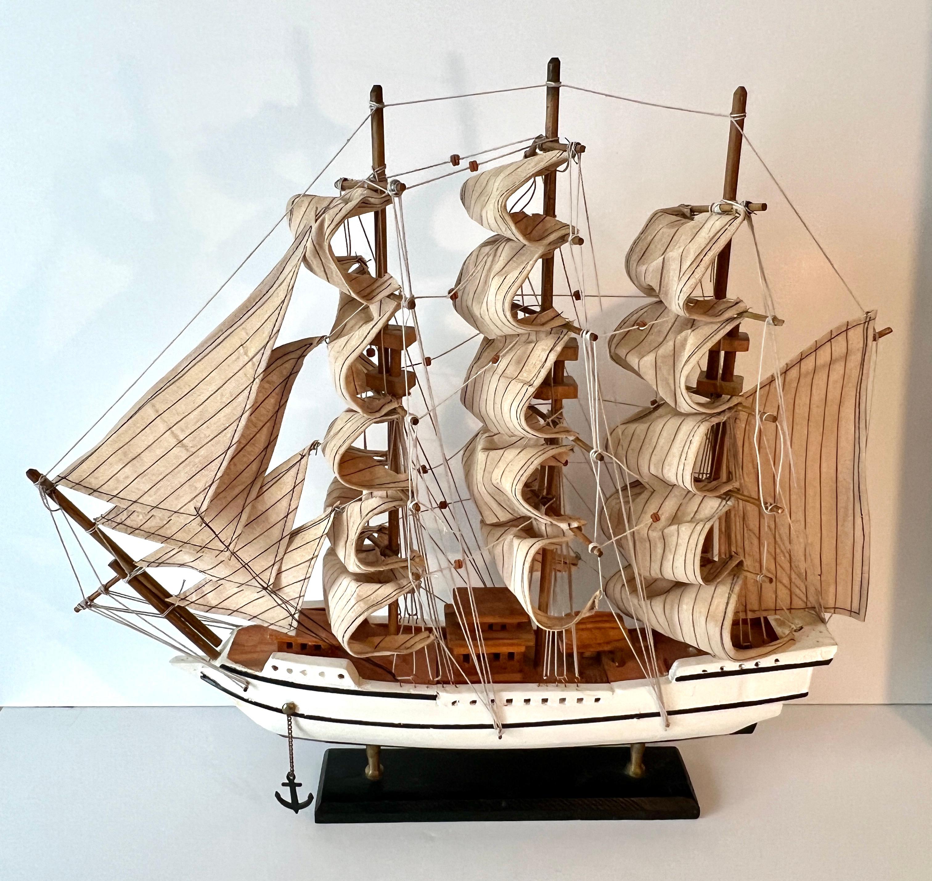 Modèle de bateau à voile avec voiles pliées sur bois en vente 4