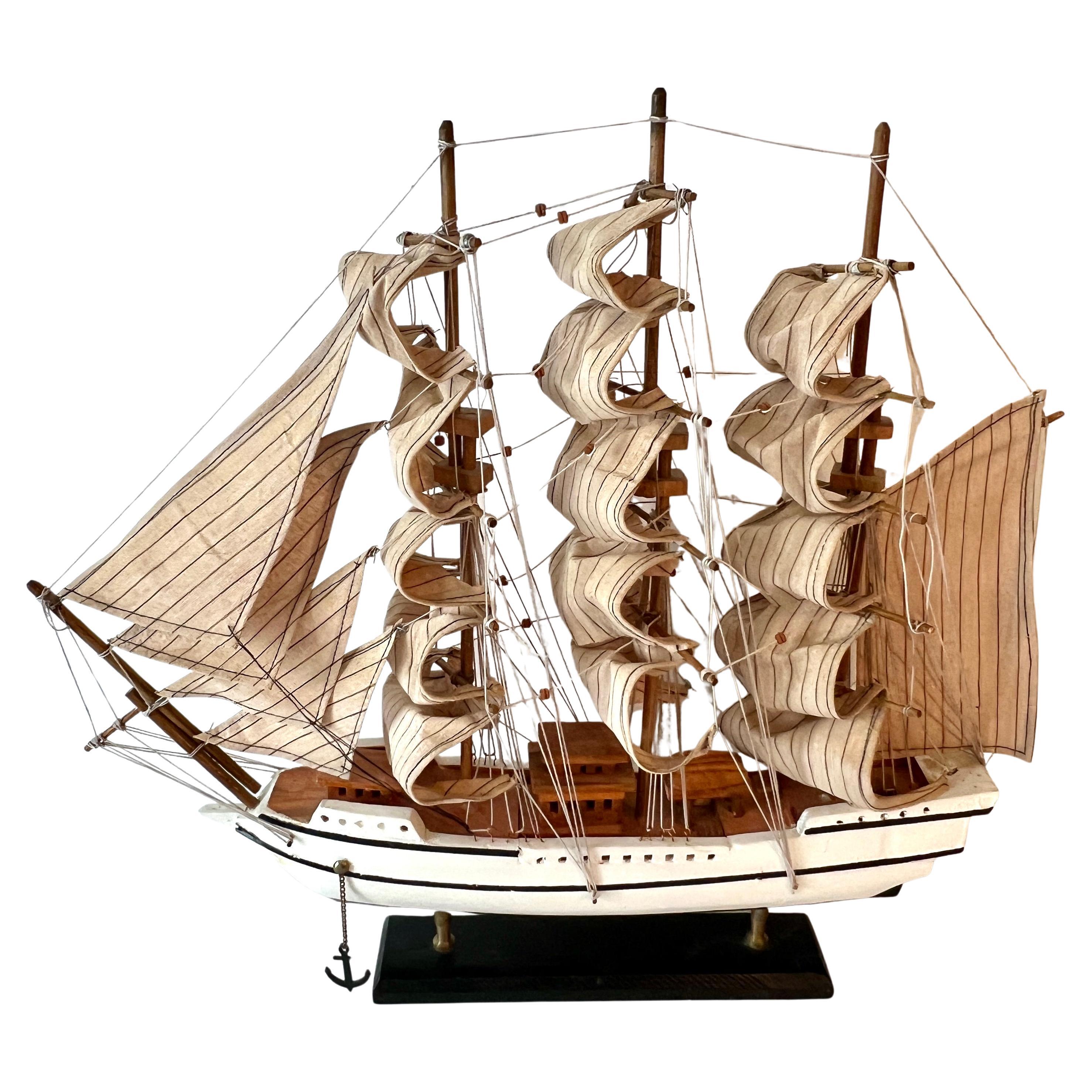 Modèle de bateau à voile avec voiles pliées sur bois