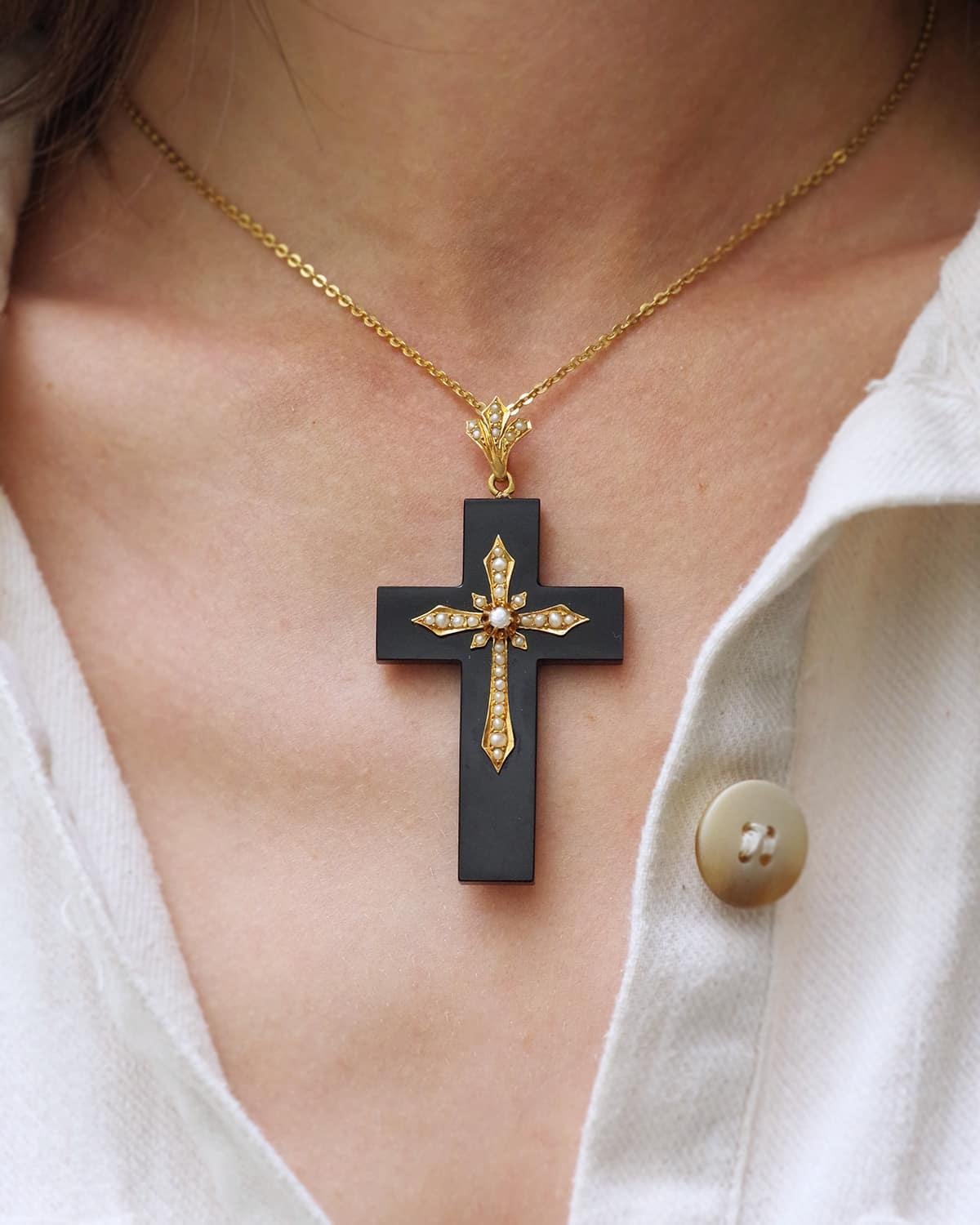 Late Victorian Mourning onyx cross pendant in 18k gold, French Victorian large cross onyx For Sale