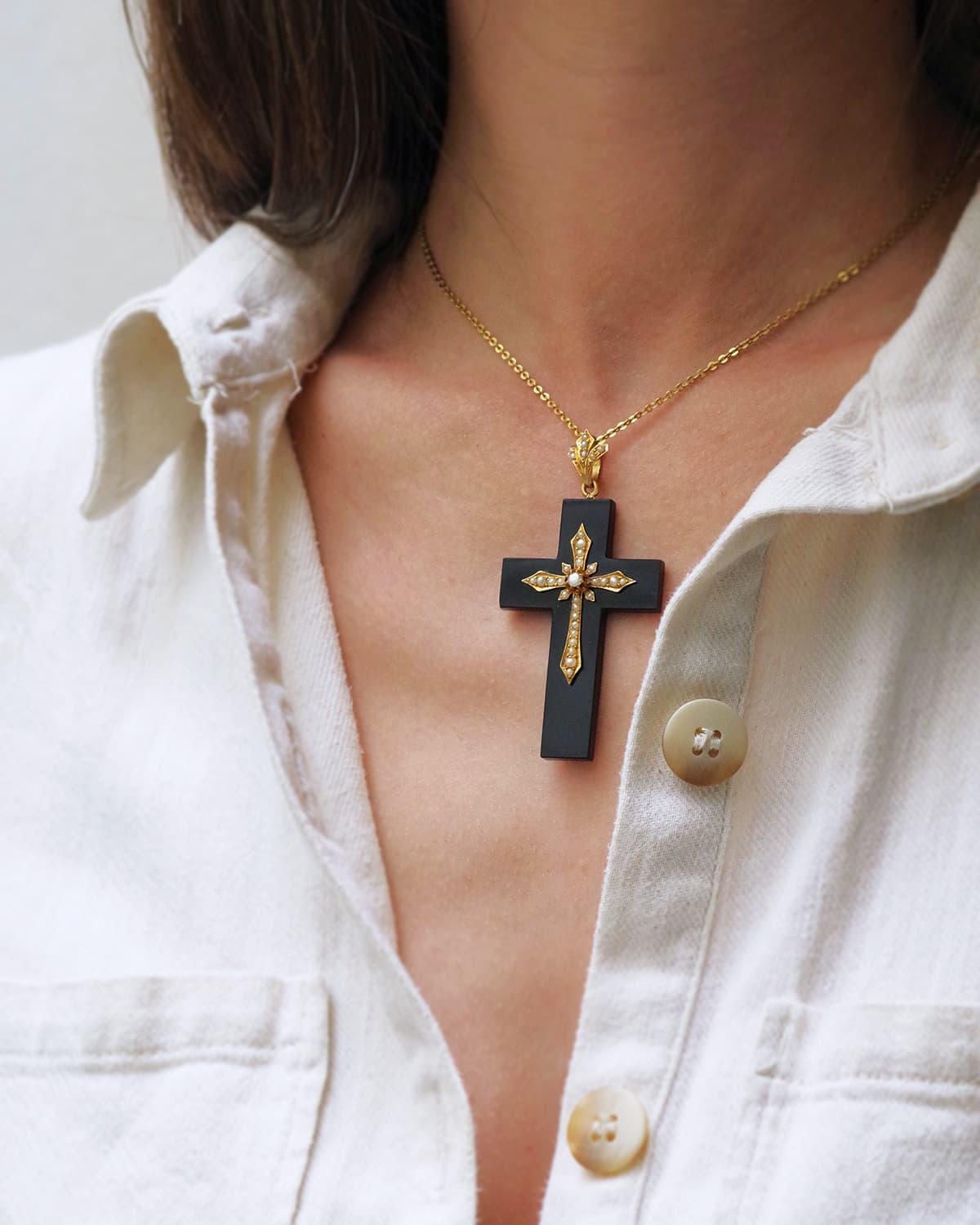 Mourning onyx cross pendant in 18k gold, French Victorian large cross onyx In Good Condition For Sale In PARIS, FR