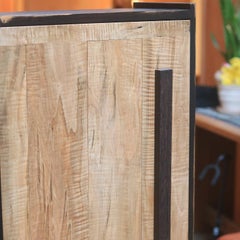 Mousai Armario de Pared Oscuro Ligeramente Desgastado Con Puertas de Arce Figurado