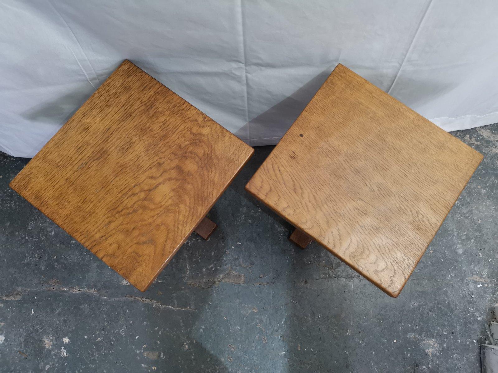 Anglais Paire de tables d'appoint en chêne de l'école de Yorkshire dans le style de Mouseman Arts & Crafts en vente