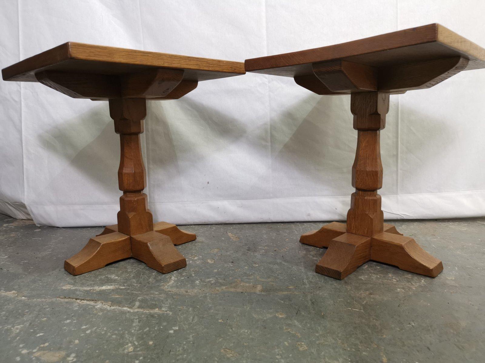 Fin du 20e siècle Paire de tables d'appoint en chêne de l'école de Yorkshire dans le style de Mouseman Arts & Crafts en vente