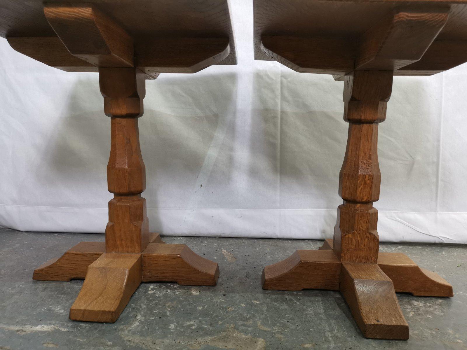Mouseman im Stil von einem Paar Arts & Crafts Yorkshire School Beistelltische aus Eichenholz im Angebot 1