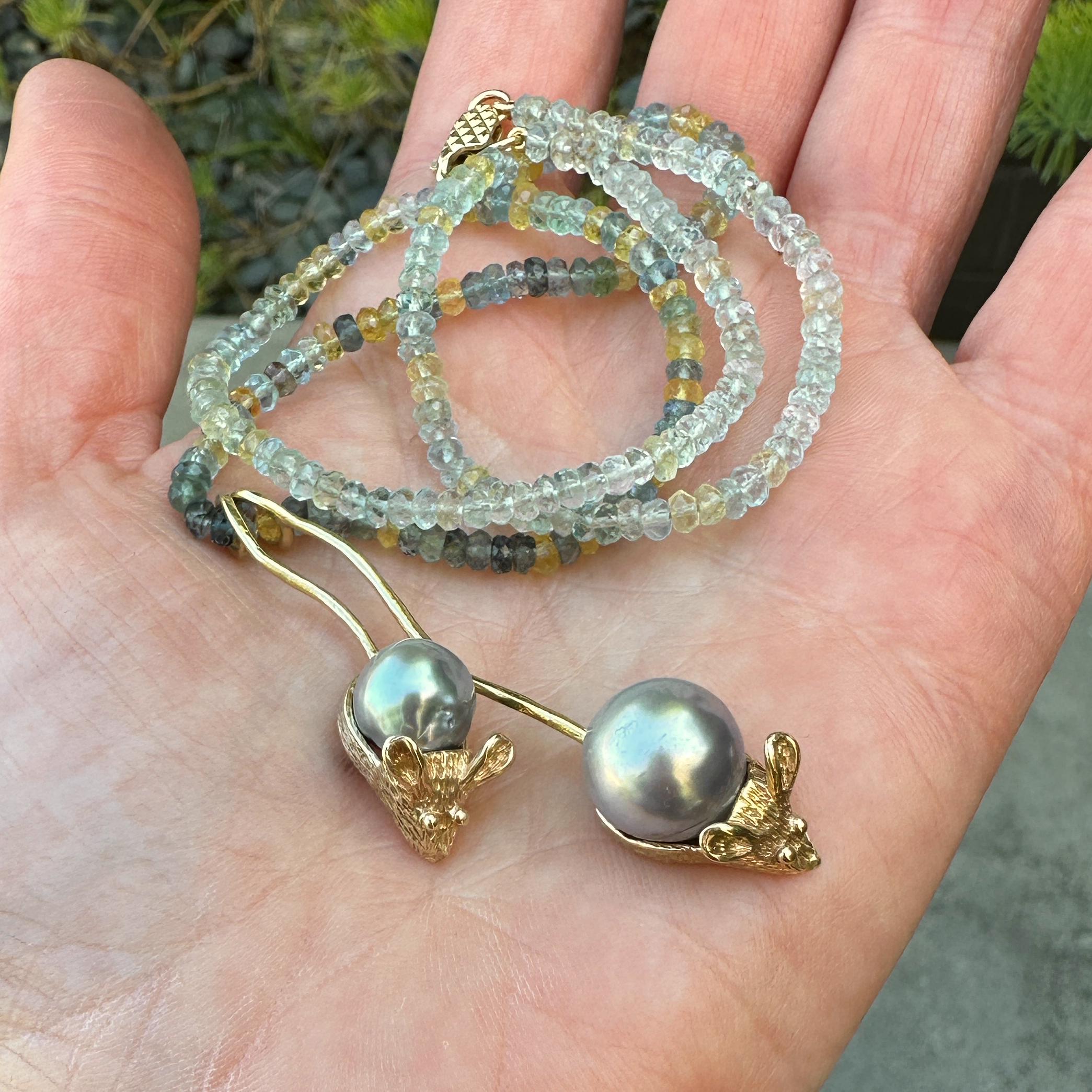 Paire de pendentifs « Mousies » en or jaune avec perles de Tahiti sur chaîne en aigue-marine en vente 4