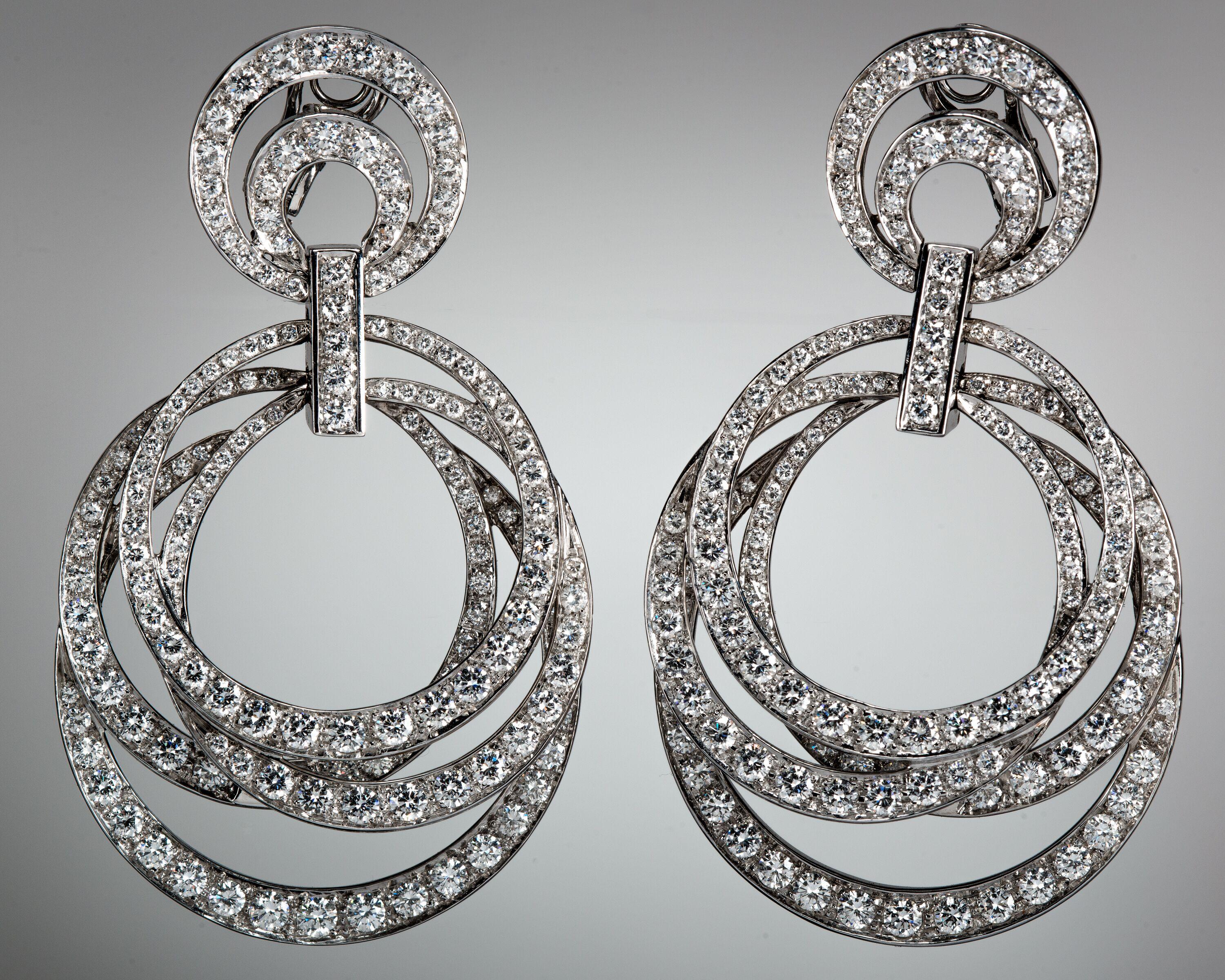 In keeping with the Moussaieff tradition of secrecy and scarcity, these interlocking hoop ear pendants are among the only Moussaieff pieces currently available on the market outside of the House’s own few boutiques. The universally-loved hoop design
