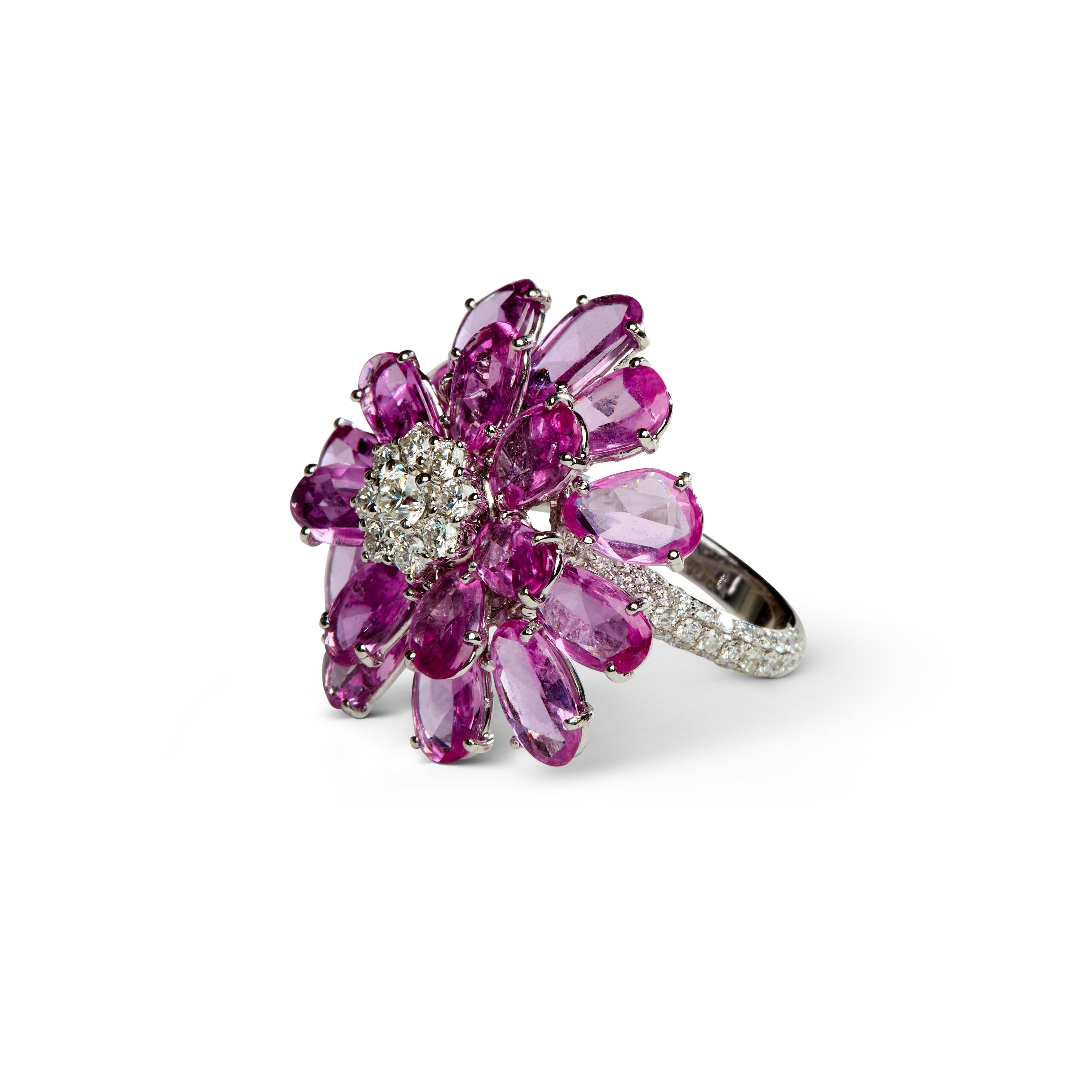 Moussaieff, eines der berühmtesten Juwelierhäuser der Welt in Familienbesitz, schuf diesen einzigartigen Blumenring aus rosa Saphiren im Rosenschliff mit Diamant in der Mitte und am Schaft. Die Blütenblätter sind schräg gestellt, so dass sie