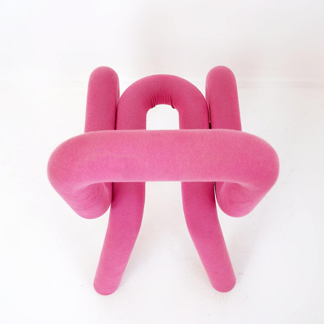 Chaise Moustache Bold de Big Game Collection - 21e siècle
Iconic Desing - Décoration rose
Une chaise iconique et design composée de deux pièces tubulaires en métal encastrées l'une dans l'autre.
La chaise Bold est une version actualisée de la