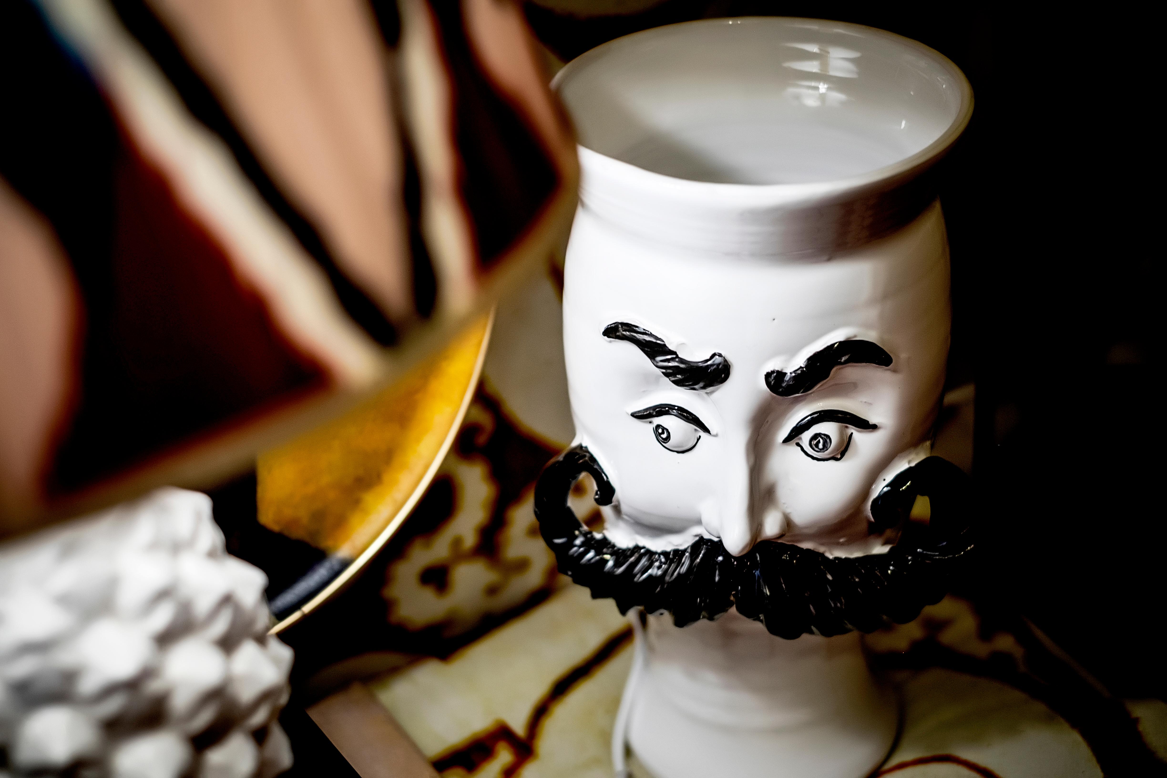 Ces vases à moustaches sont fabriqués à la main en Sicile et sont la représentation contemporaine des vases 