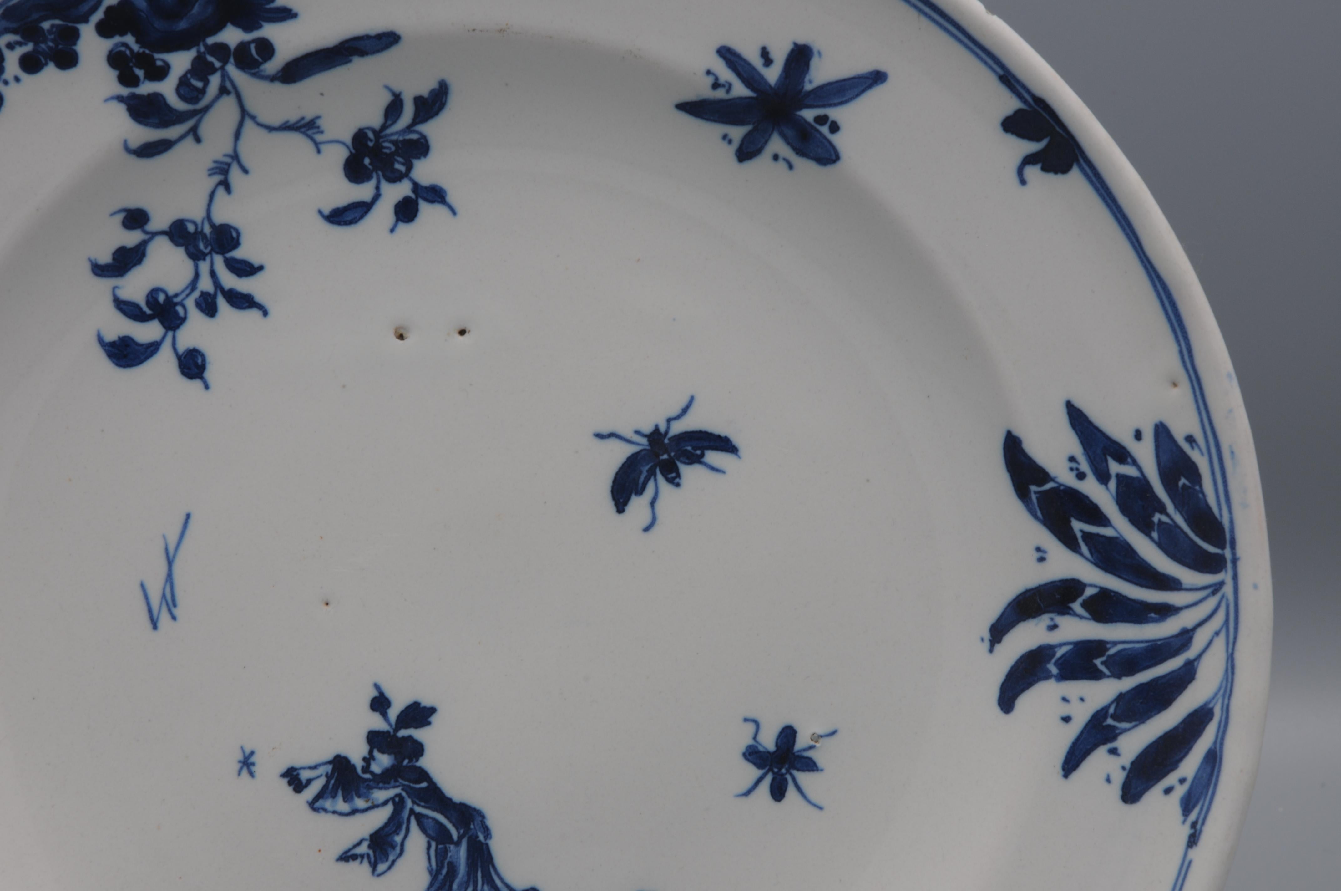 Moustiers  Chinoiserie-Teller aus dem 18. Jahrhundert (Glasiert) im Angebot