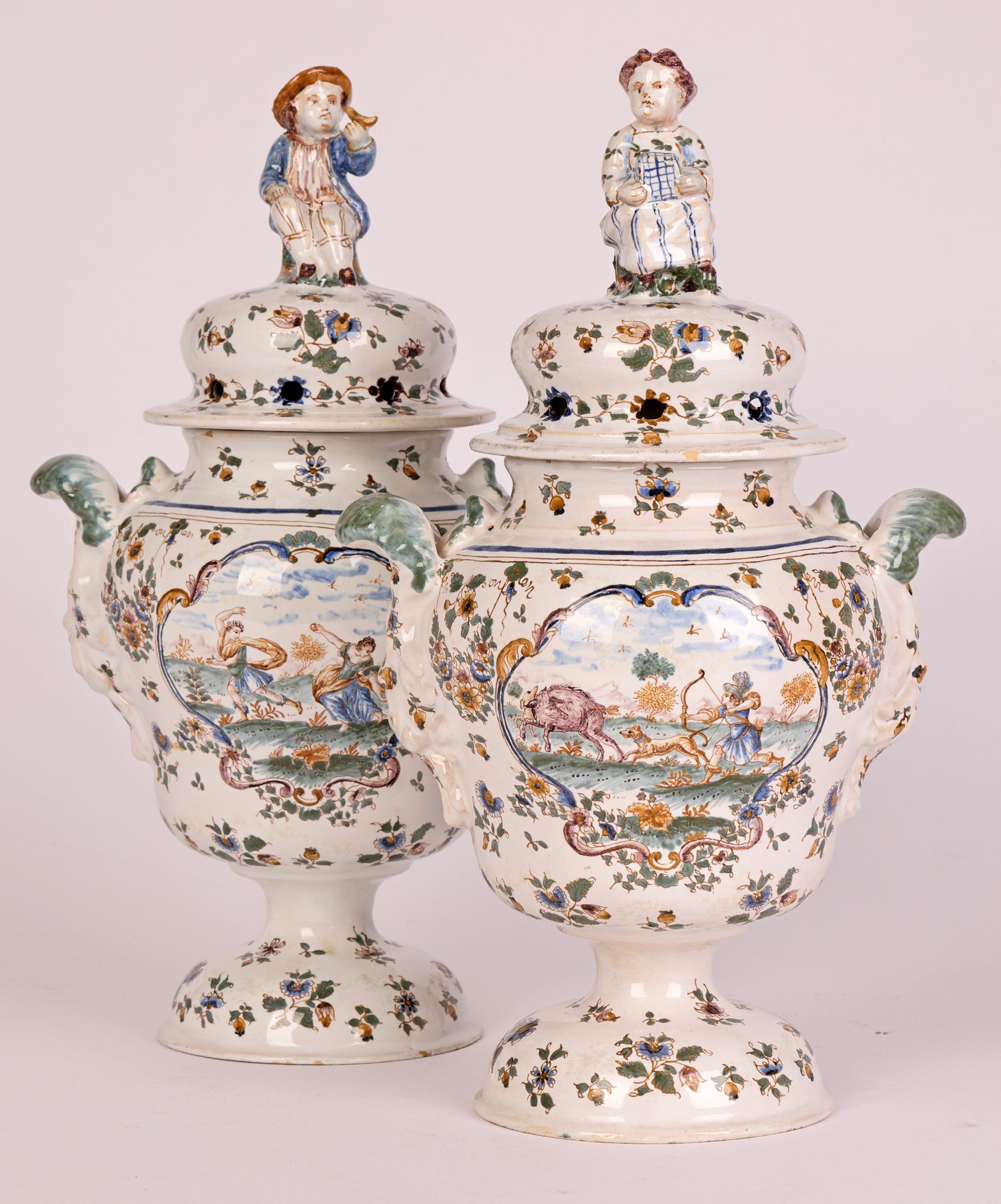 Moustiers Paar französische Fayence-Vasen mit Figuren aus Keramiktopf Pourri im Angebot 2