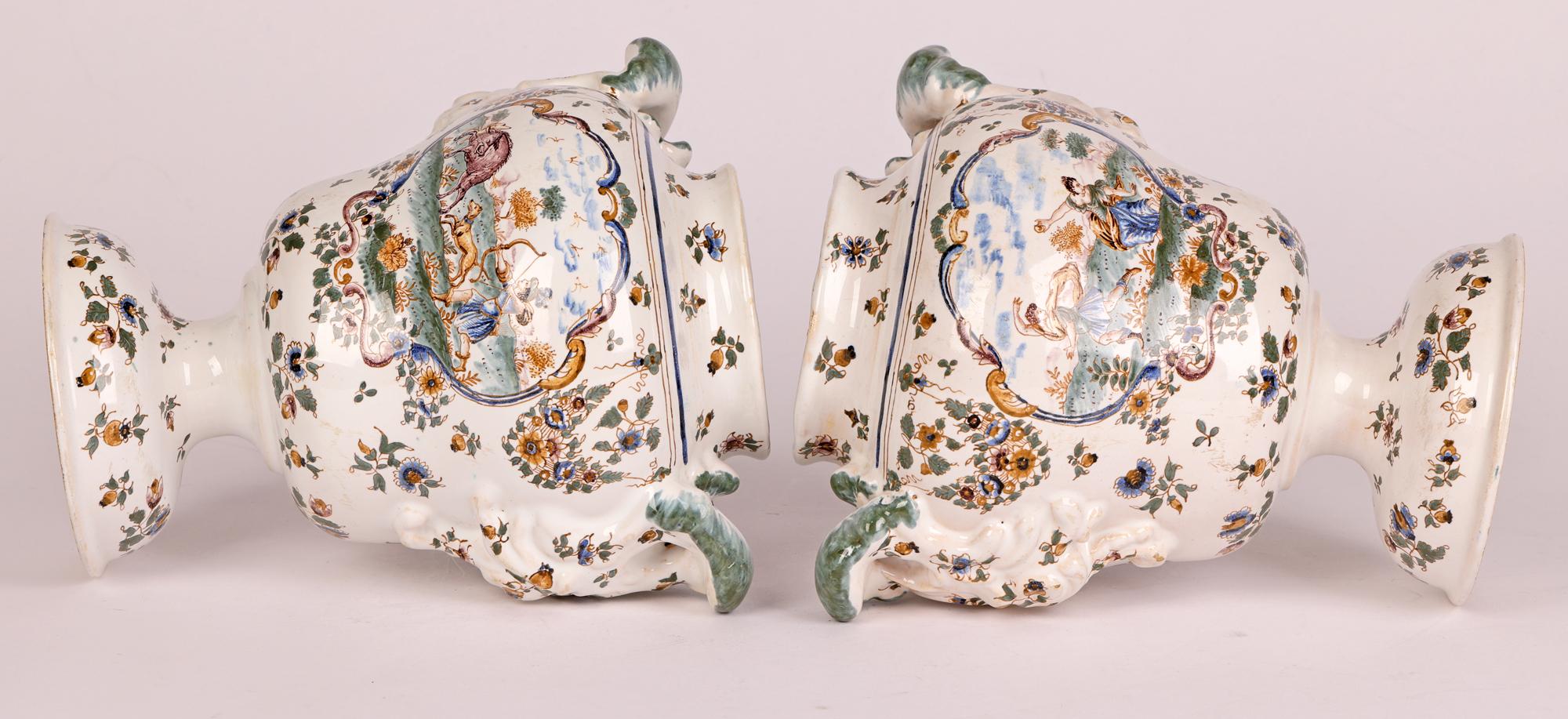 Moustiers Paar französische Fayence-Vasen mit Figuren aus Keramiktopf Pourri im Angebot 3