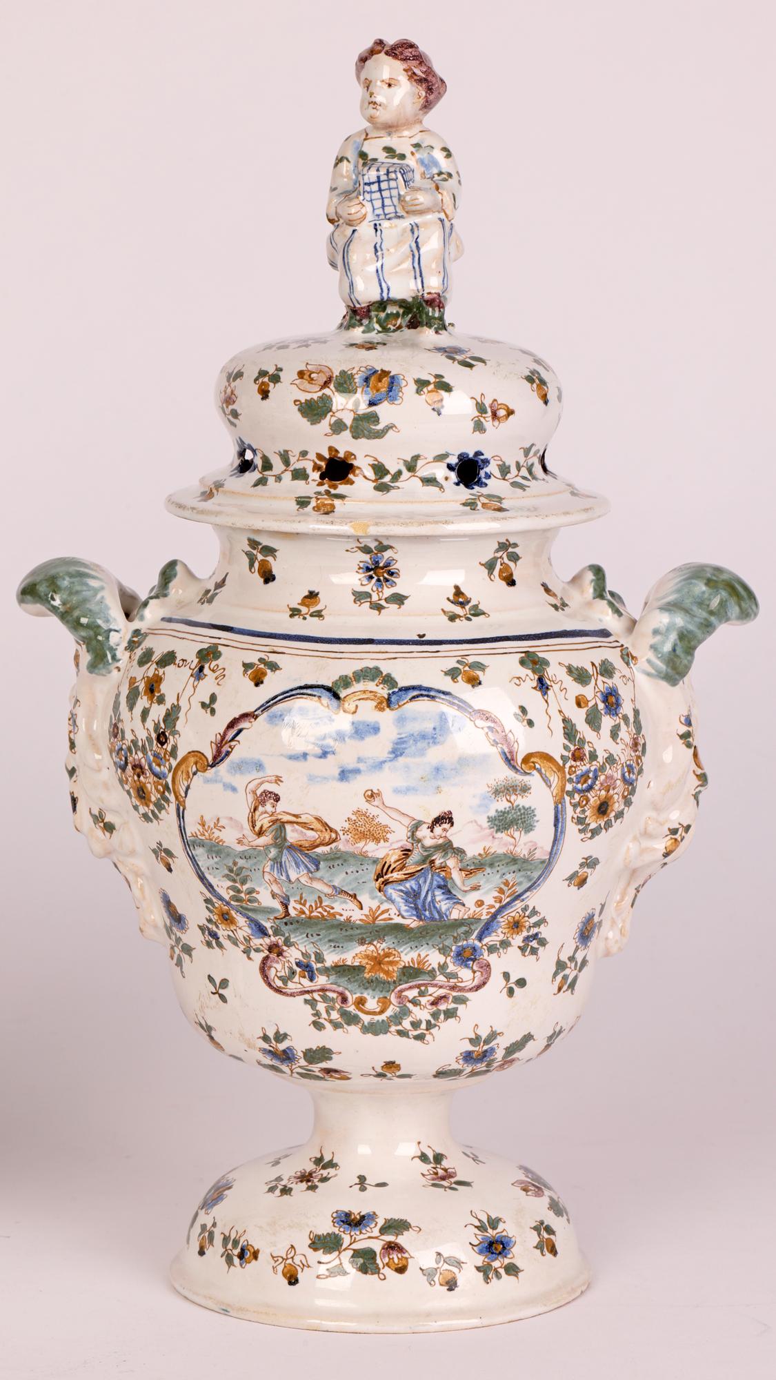 Moustiers Paar französische Fayence-Vasen mit Figuren aus Keramiktopf Pourri im Angebot 5