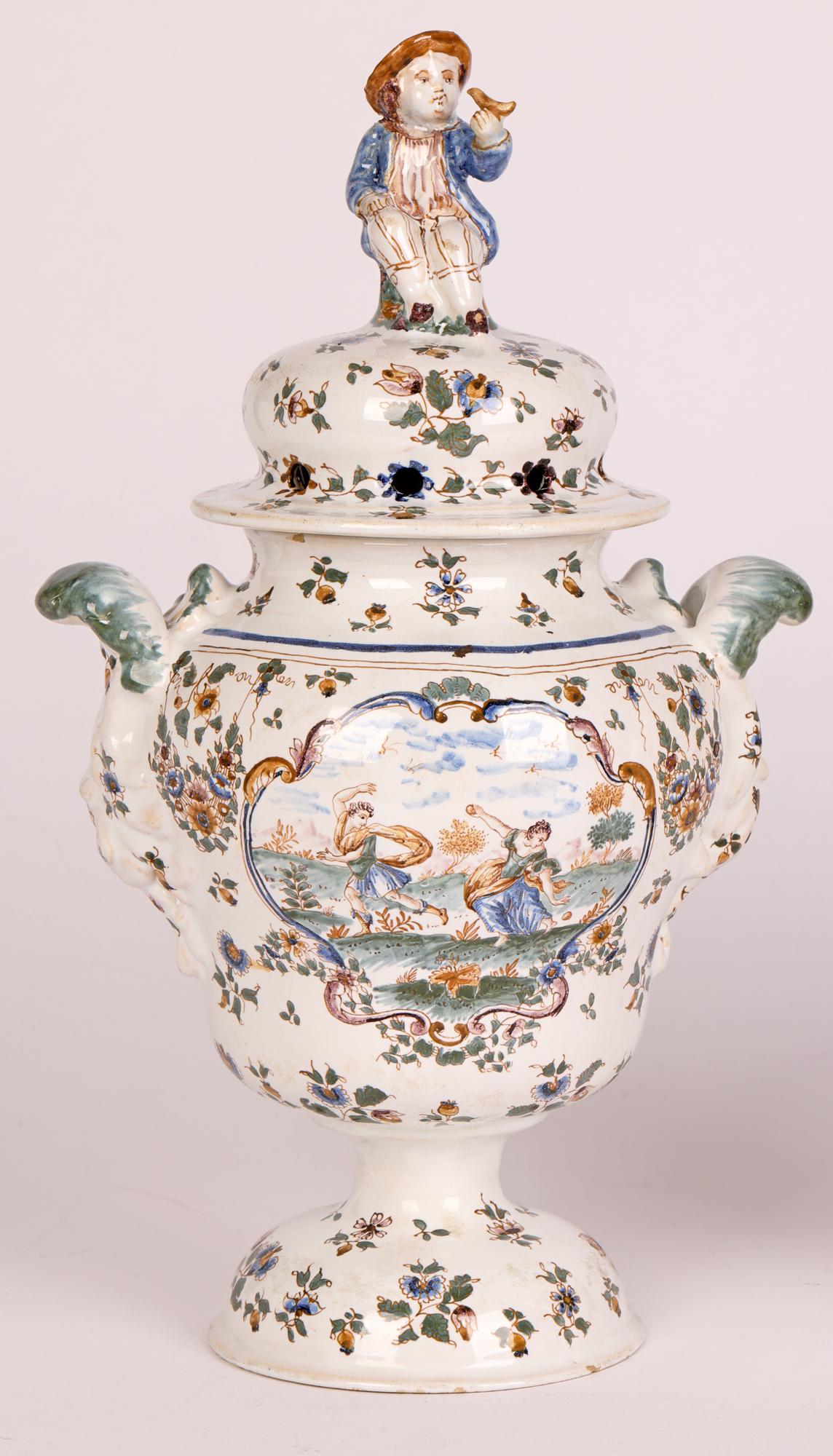 Moustiers Paar französische Fayence-Vasen mit Figuren aus Keramiktopf Pourri im Angebot 7