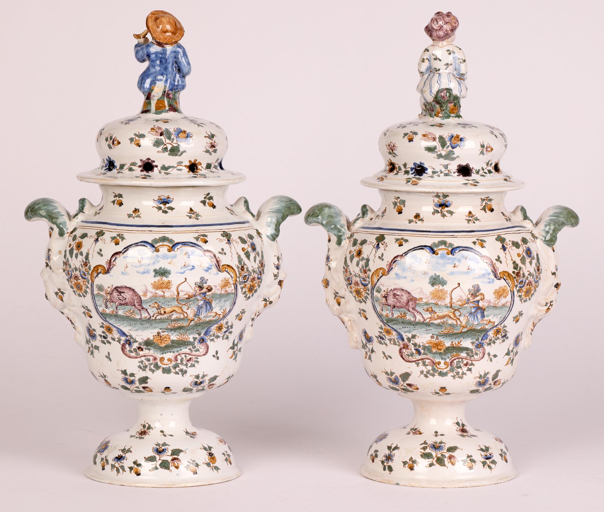 Moustiers Paar französische Fayence-Vasen mit Figuren aus Keramiktopf Pourri im Angebot 8