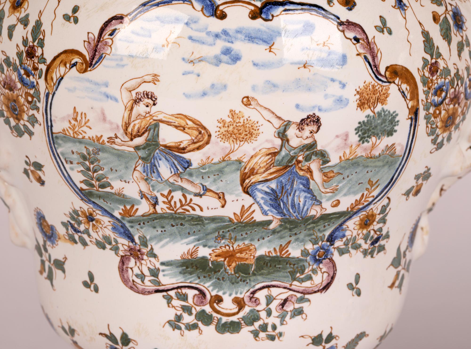 Moustiers Paar französische Fayence-Vasen mit Figuren aus Keramiktopf Pourri (Französisch) im Angebot