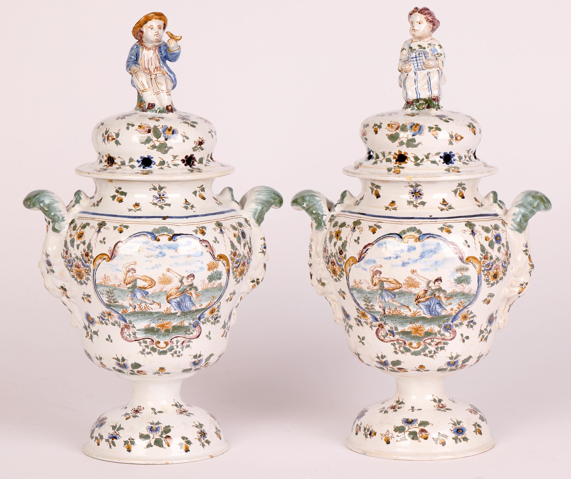 Moustiers Paar französische Fayence-Vasen mit Figuren aus Keramiktopf Pourri (Handbemalt) im Angebot