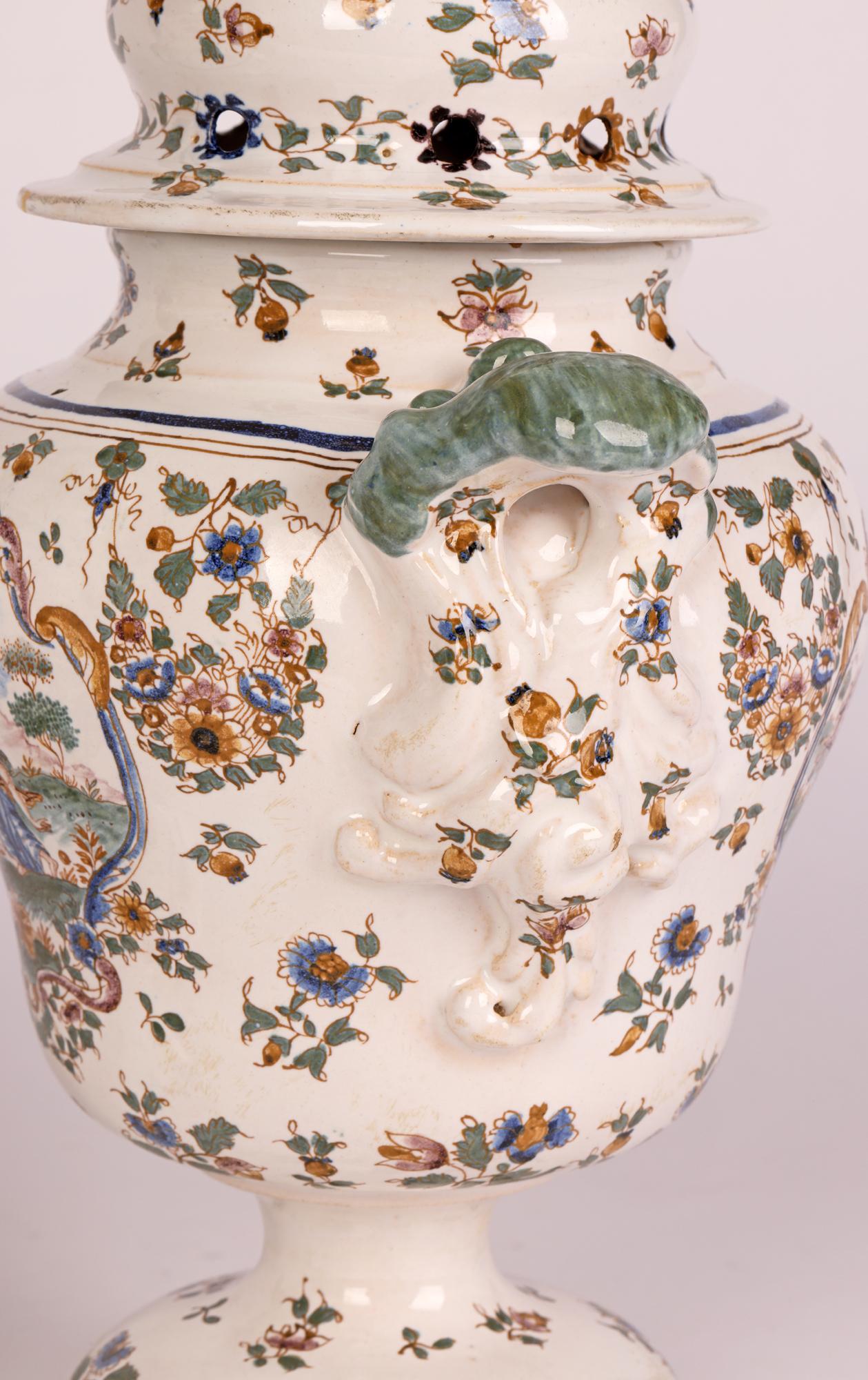 Moustiers Paar französische Fayence-Vasen mit Figuren aus Keramiktopf Pourri (19. Jahrhundert) im Angebot