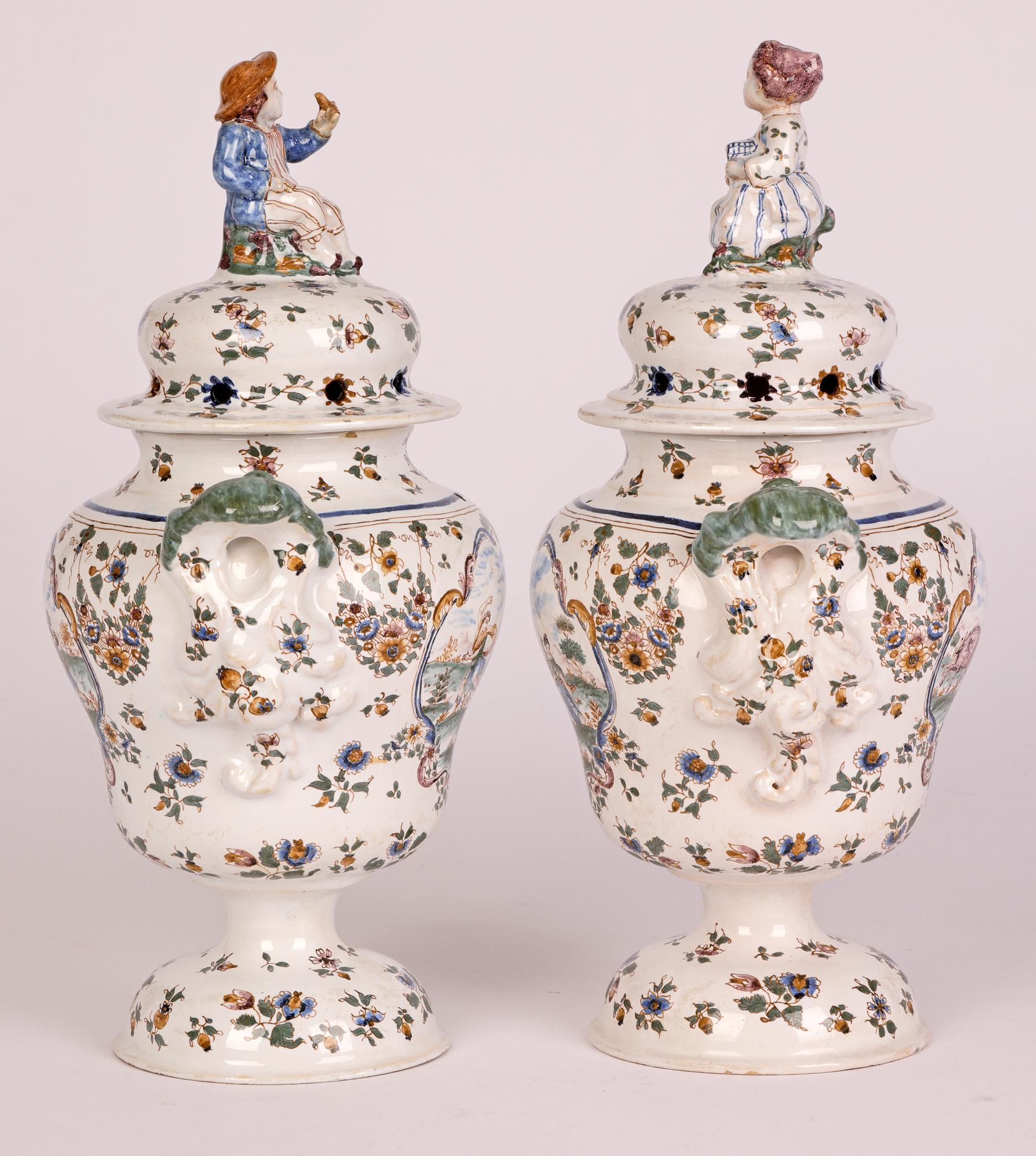 Moustiers Paar französische Fayence-Vasen mit Figuren aus Keramiktopf Pourri (Töpferwaren) im Angebot