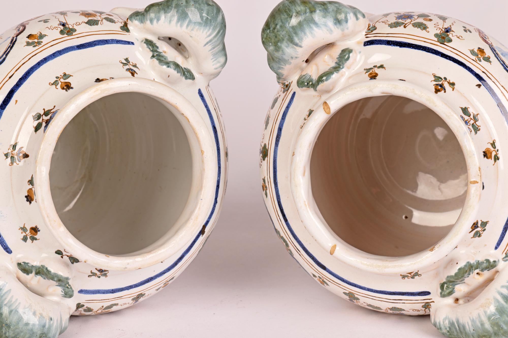 Moustiers Paar französische Fayence-Vasen mit Figuren aus Keramiktopf Pourri im Angebot 1