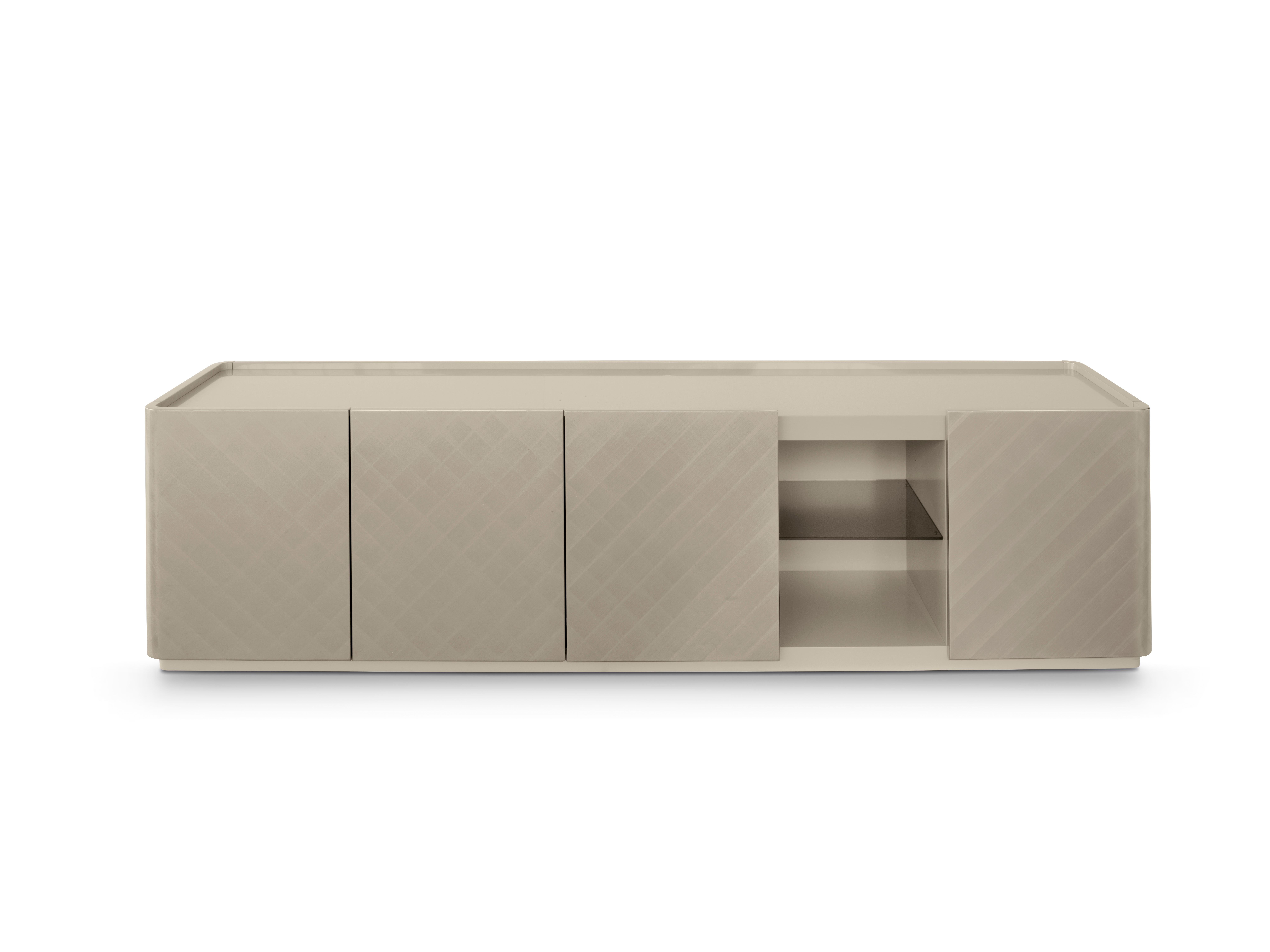 Credenza Moustique 5042 di Redeco
Dimensioni: L 240 x P 55 x H 65 cm
Materiali: Struttura in mdf e mdf alleggerito. Due porte esterne curve con chiusura magnetica, due porte centrali con chiusura morbida. Tre ripiani in vetro bronzo e un cassetto