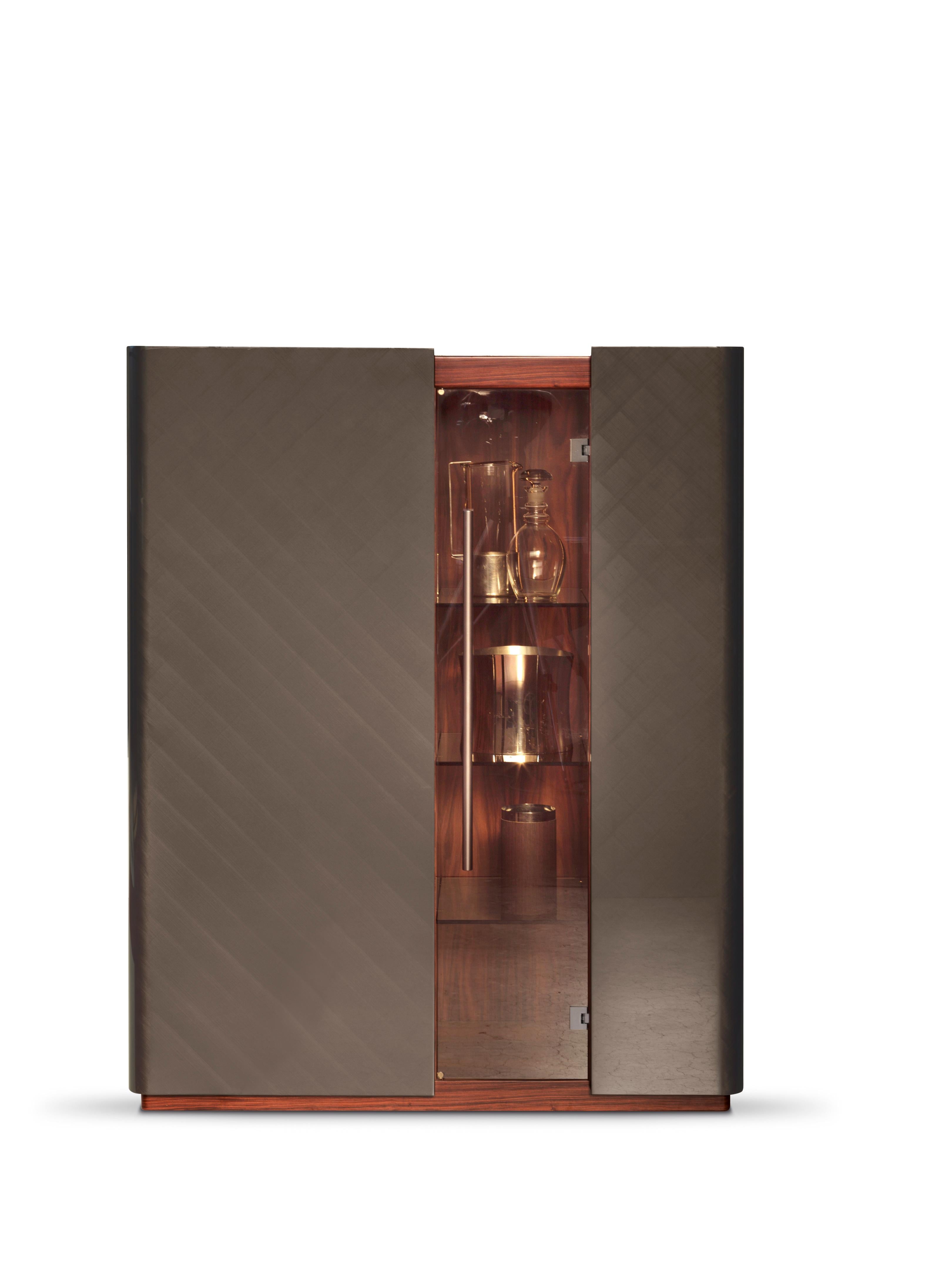 Mueble Cocktail Moustique by Redeco
Dimensiones: An 120 x Pr 55 x Al 150 cm
Materiales: Mdf aligerado y estructura de mdf. Dos puertas curvas exteriores con cierre magnético, una puerta central de cristal bronceado con tirador metálico. Estructura