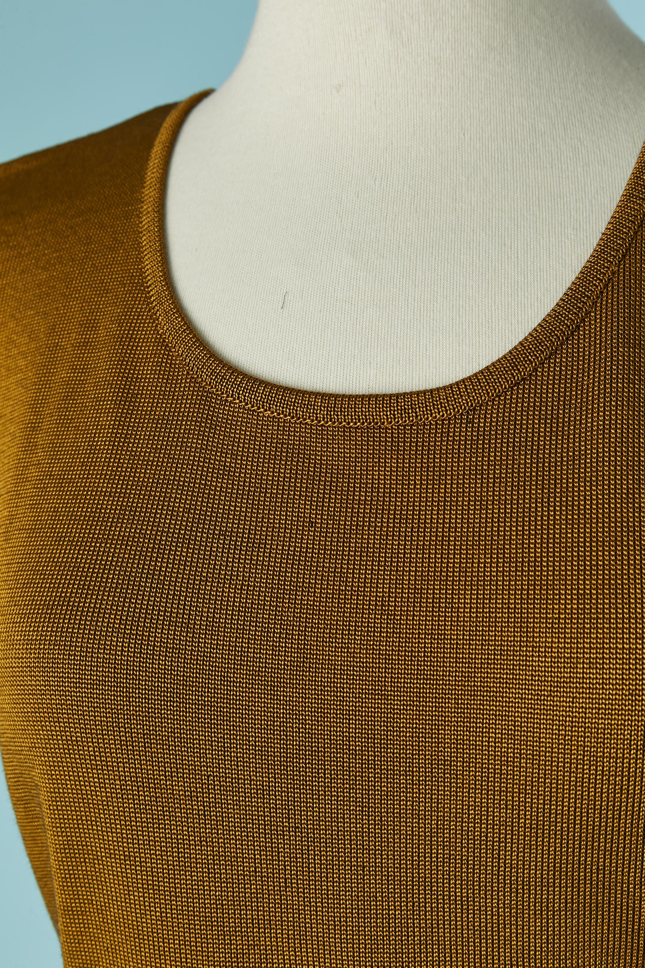 Abito da cocktail in maglia Moutard . Composizione della maglia: 50% cotone, 50% acetato. Un bottone e un'asola di marca sulla parte centrale della schiena. 
TAGLIA 38 (fR) M 