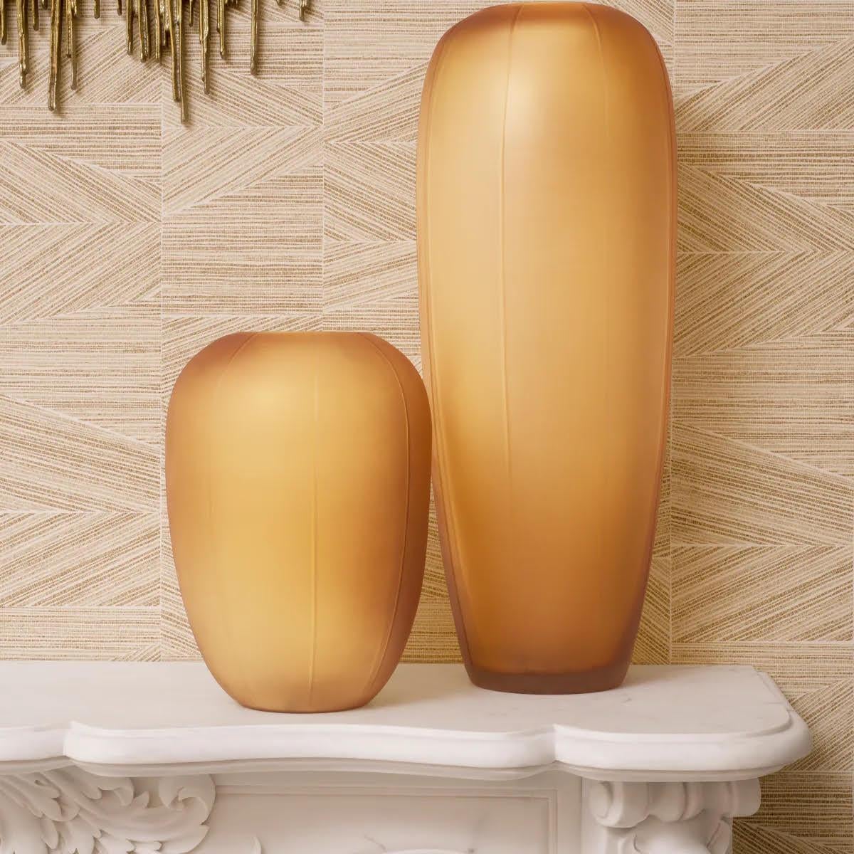 Vaso in vetro ambrato soffiato a bocca, una bellissima decorazione per interni.

Questo vaso è realizzato a mano in vetro ambrato. Incarna la raffinatezza e l'artigianalità, valorizzando qualsiasi spazio abitativo.

Ø 22  H. 65 cm