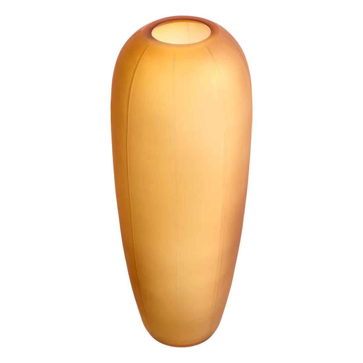 Moderno Vaso di vetro ambrato soffiato a bocca, una bellissima decorazione per interni. in vendita