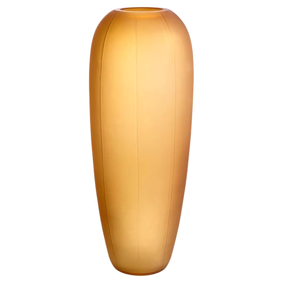 Vaso di vetro ambrato soffiato a bocca, una bellissima decorazione per interni.