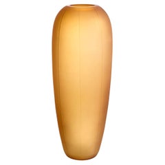 Vaso di vetro ambrato soffiato a bocca, una bellissima decorazione per interni.