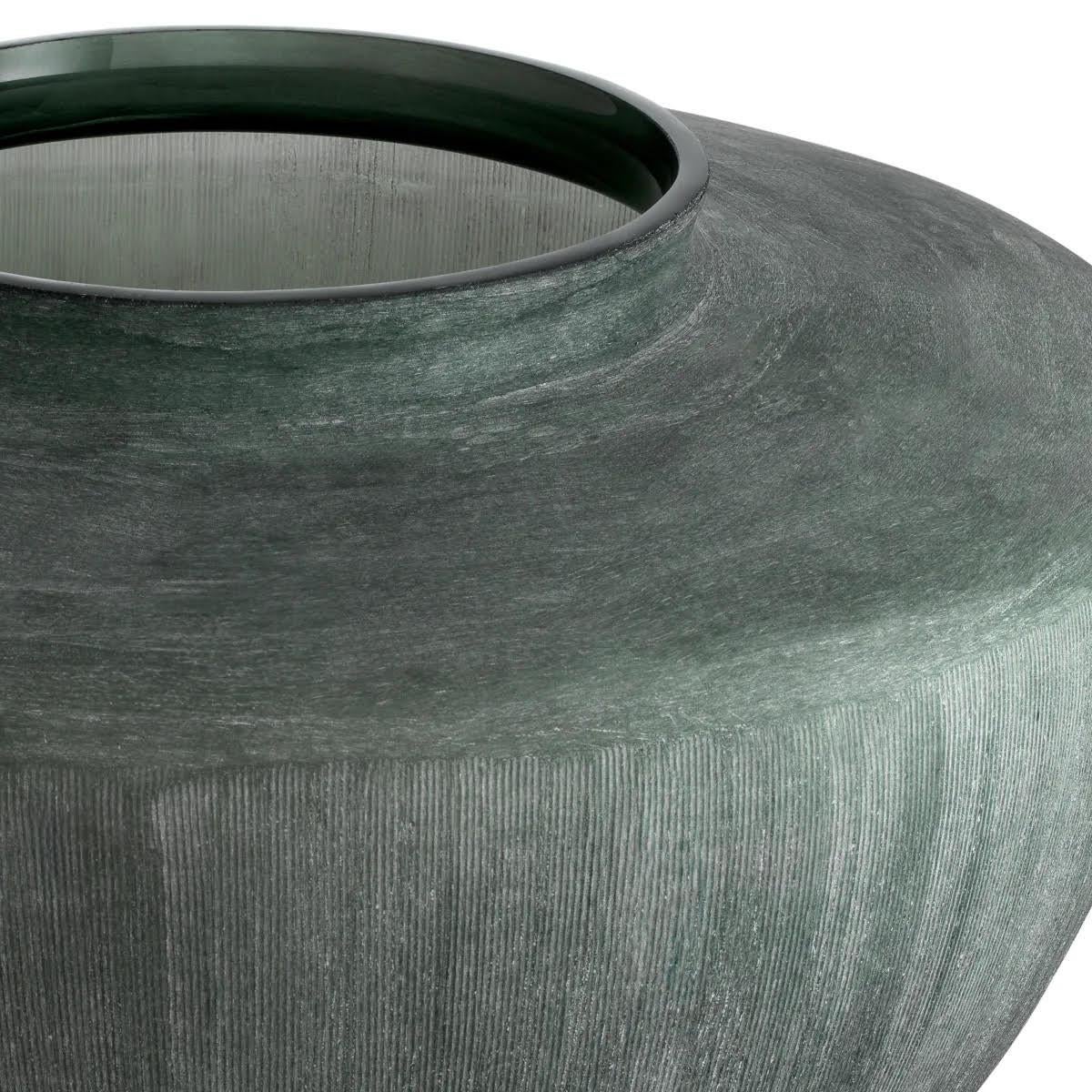 Français Vase en verre soufflé à la bouche et travaillé à la main, de couleur verte. en vente