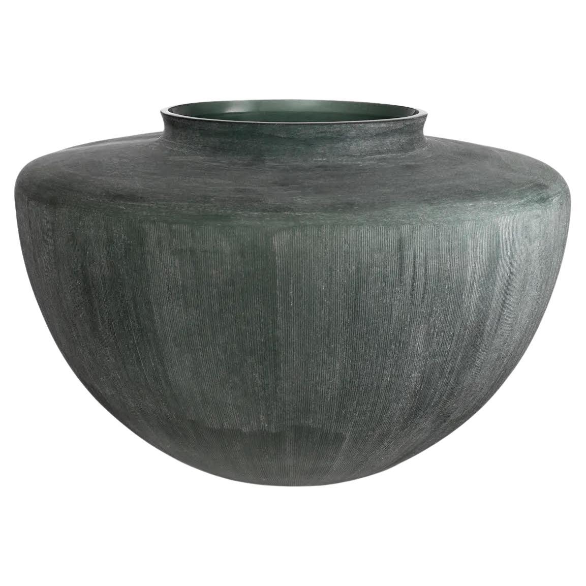 Vaso in vetro soffiato a bocca e lavorato a mano, di colore verde.