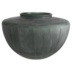 Vaso in vetro soffiato a bocca e lavorato a mano, di colore verde.