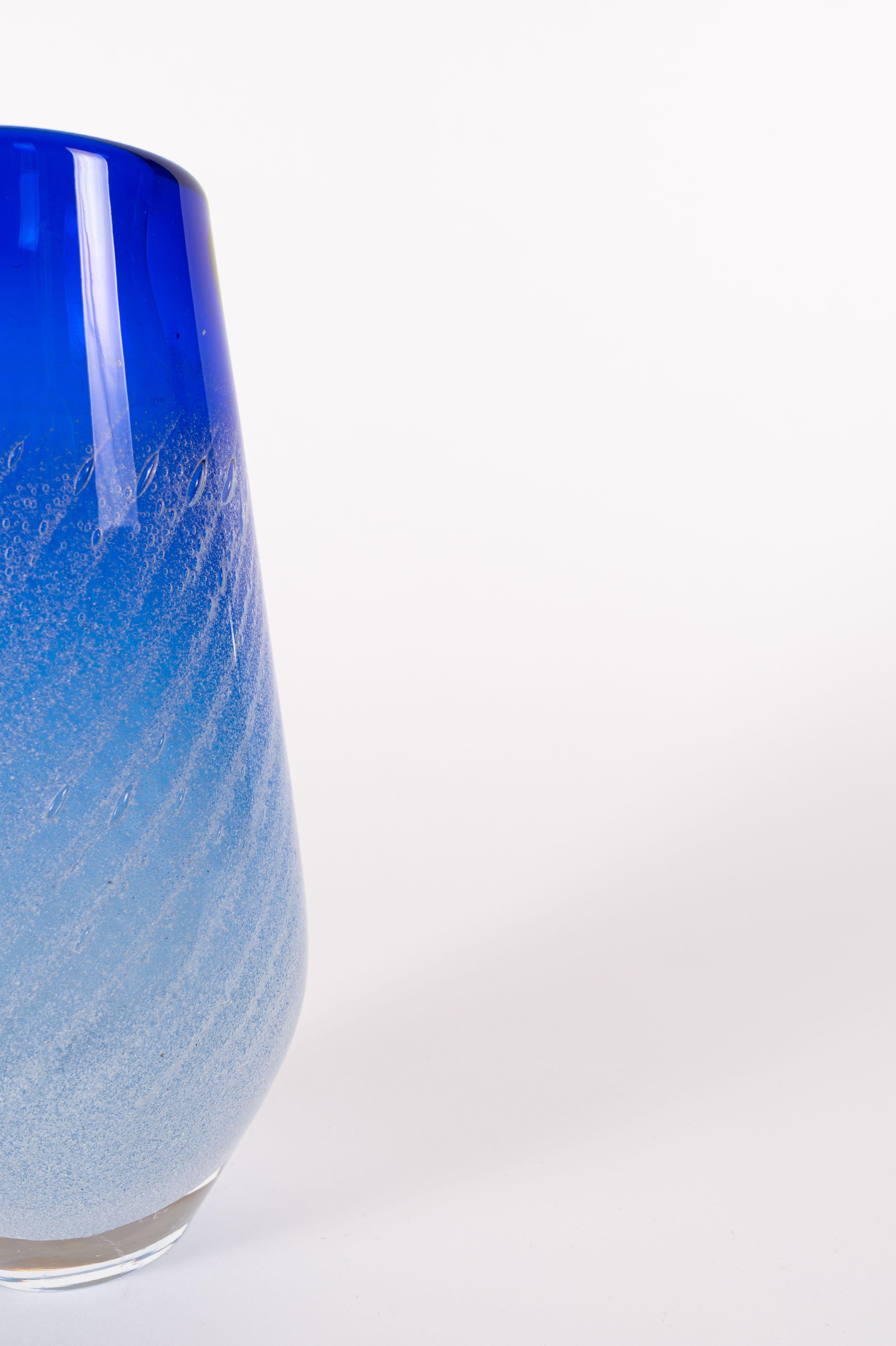 Vase bleu soufflé à la bouche par Jan Beranek (République tchèque). 
