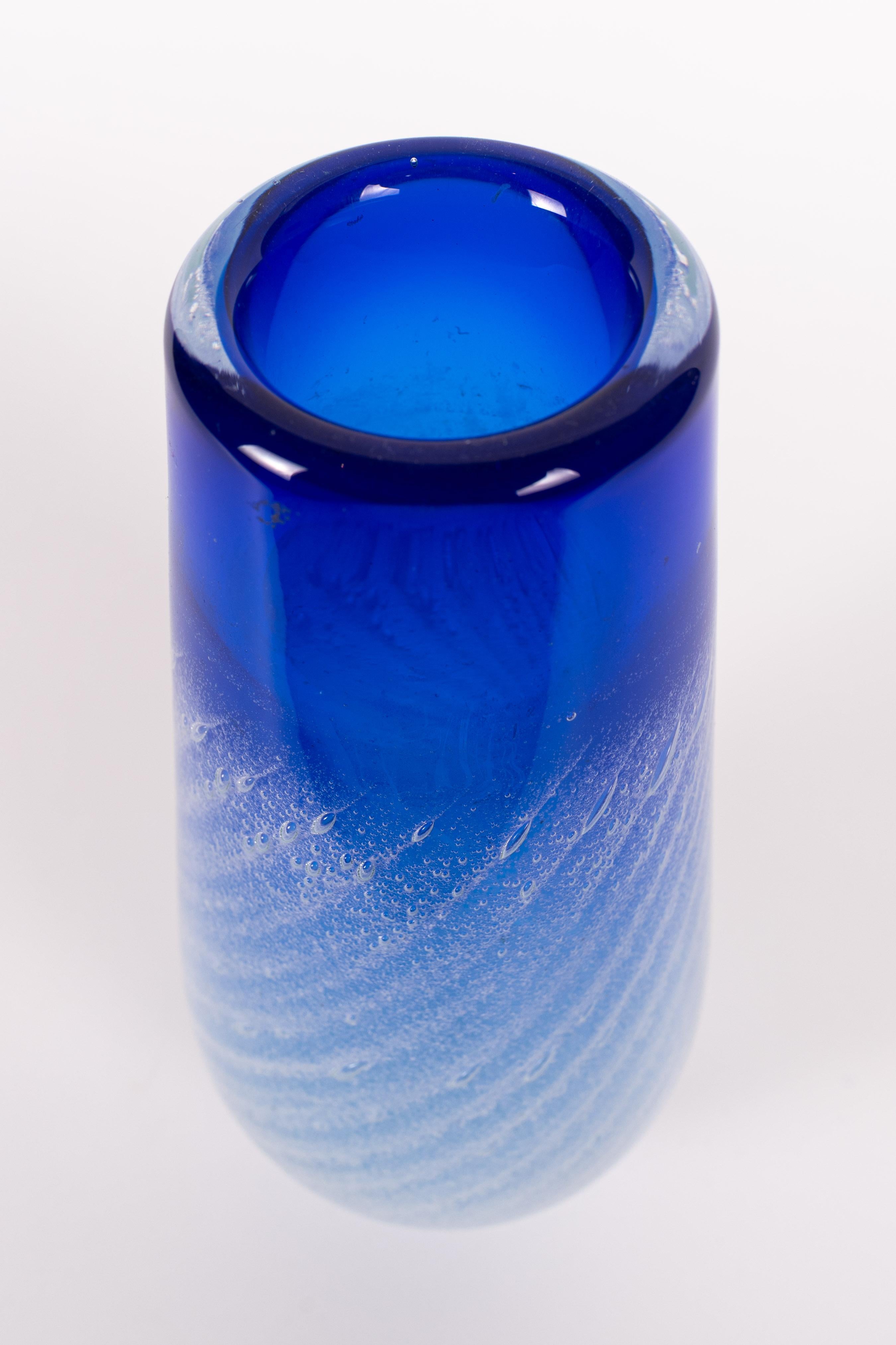 Vase bleu soufflé à la bouche par Beranek (République tchèque) Bon état - En vente à Oostende, BE