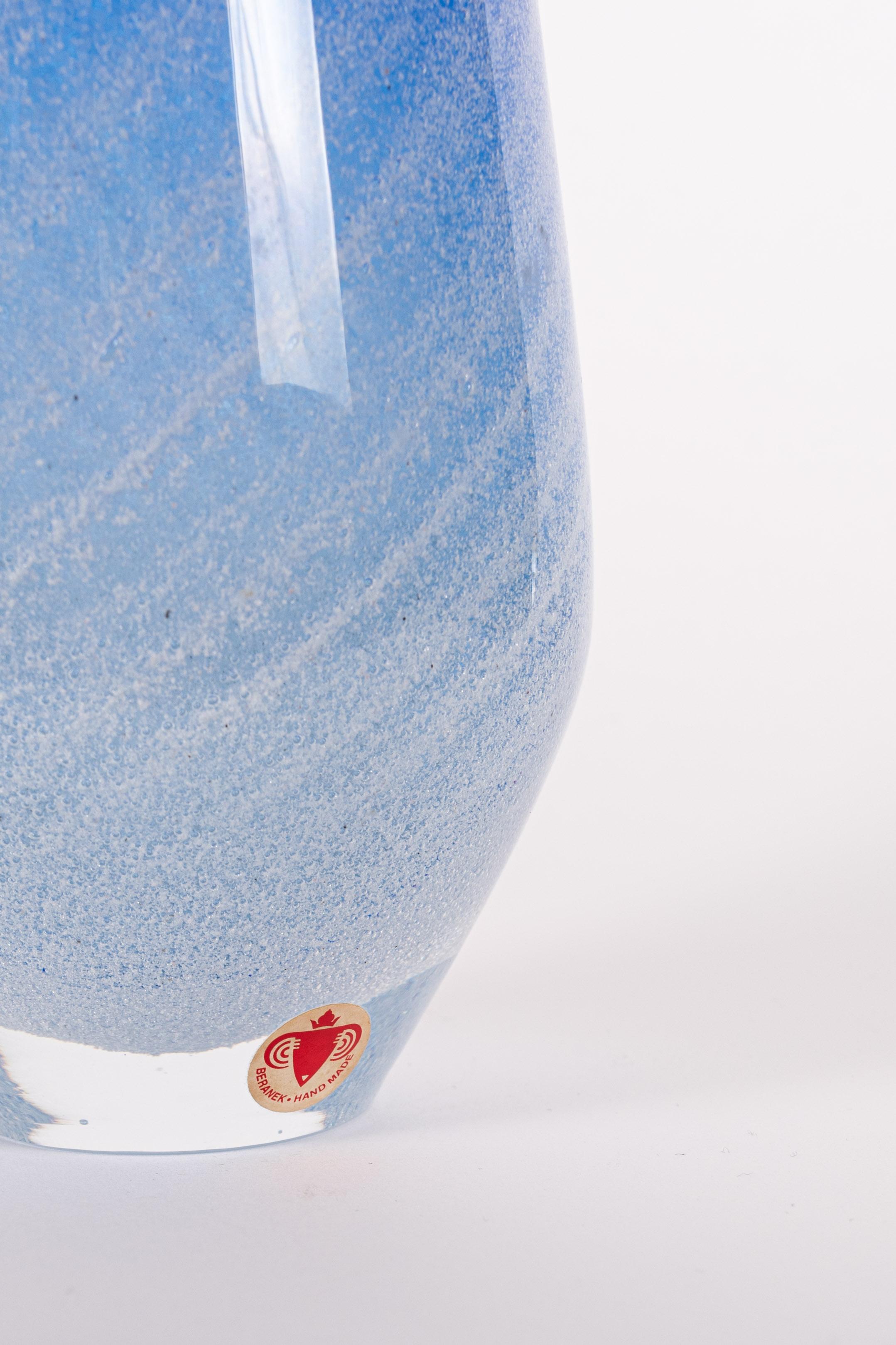 20ième siècle Vase bleu soufflé à la bouche par Beranek (République tchèque) en vente