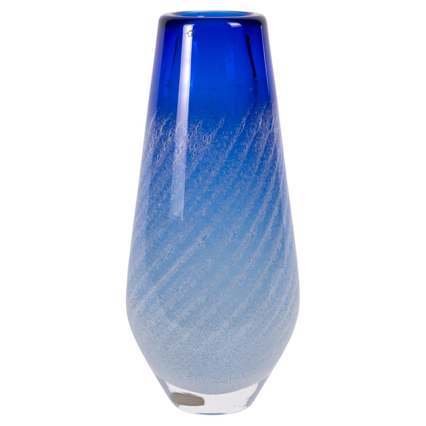 Vase bleu soufflé à la bouche par Beranek (République tchèque) en vente