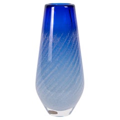 Vase bleu soufflé à la bouche par Beranek (République tchèque)