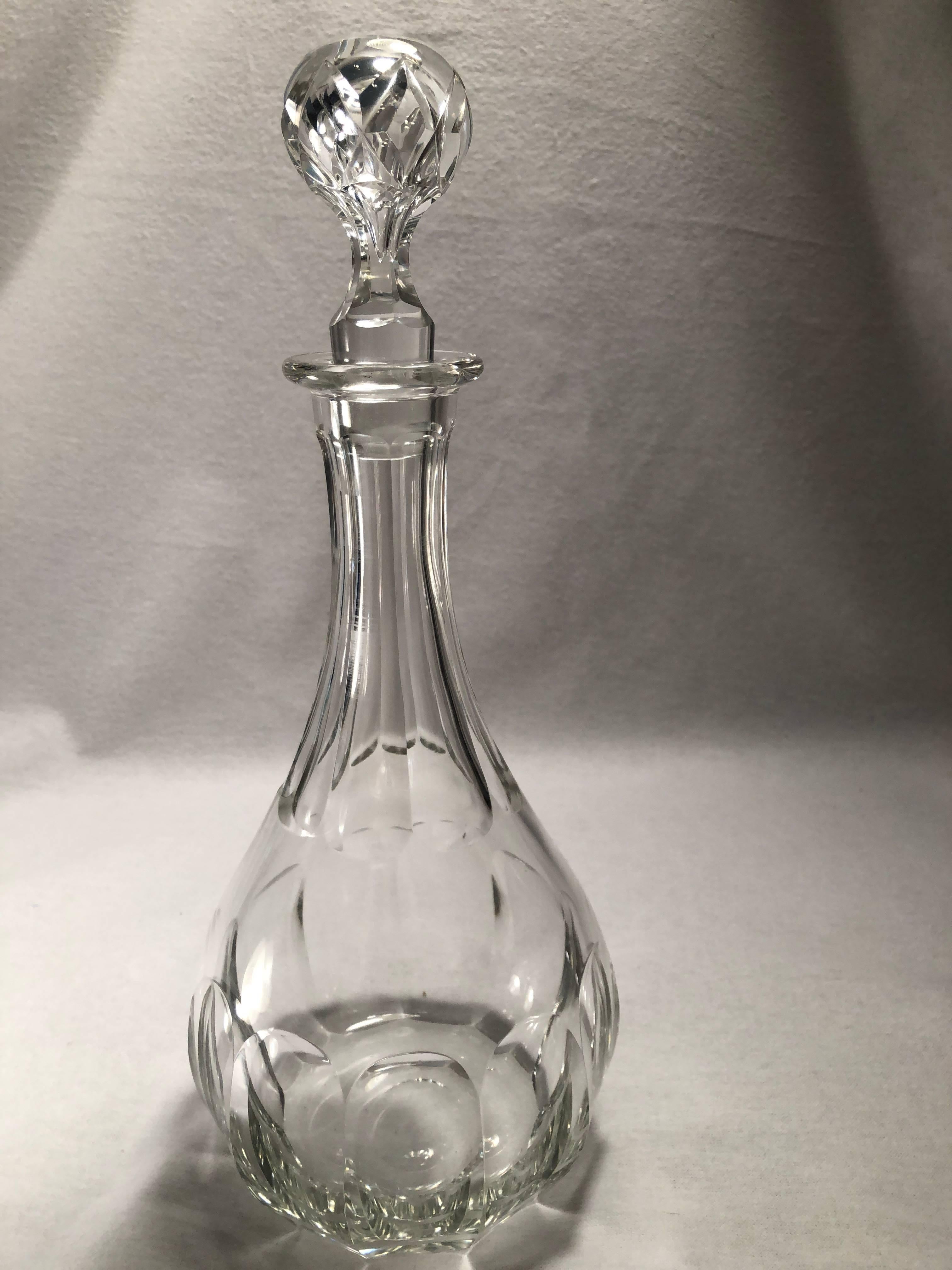 Beautiful Classic designed crystal decanter. Great condition clear with no scratches, stains, bubbles or chips.