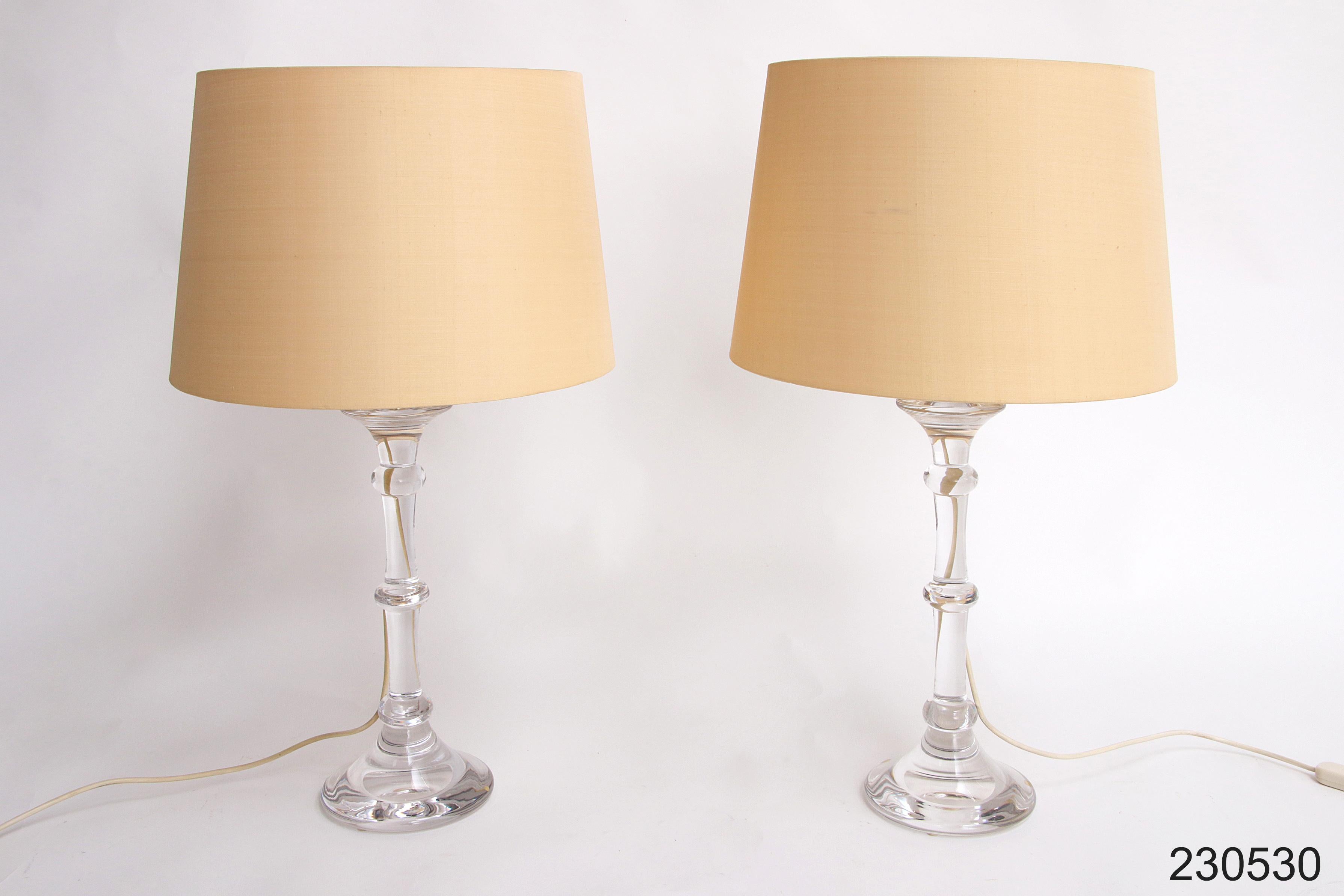 Ingo Maurer, Glass Table lampst with cream lampshades 1960 Mouth-blown For Sale 8