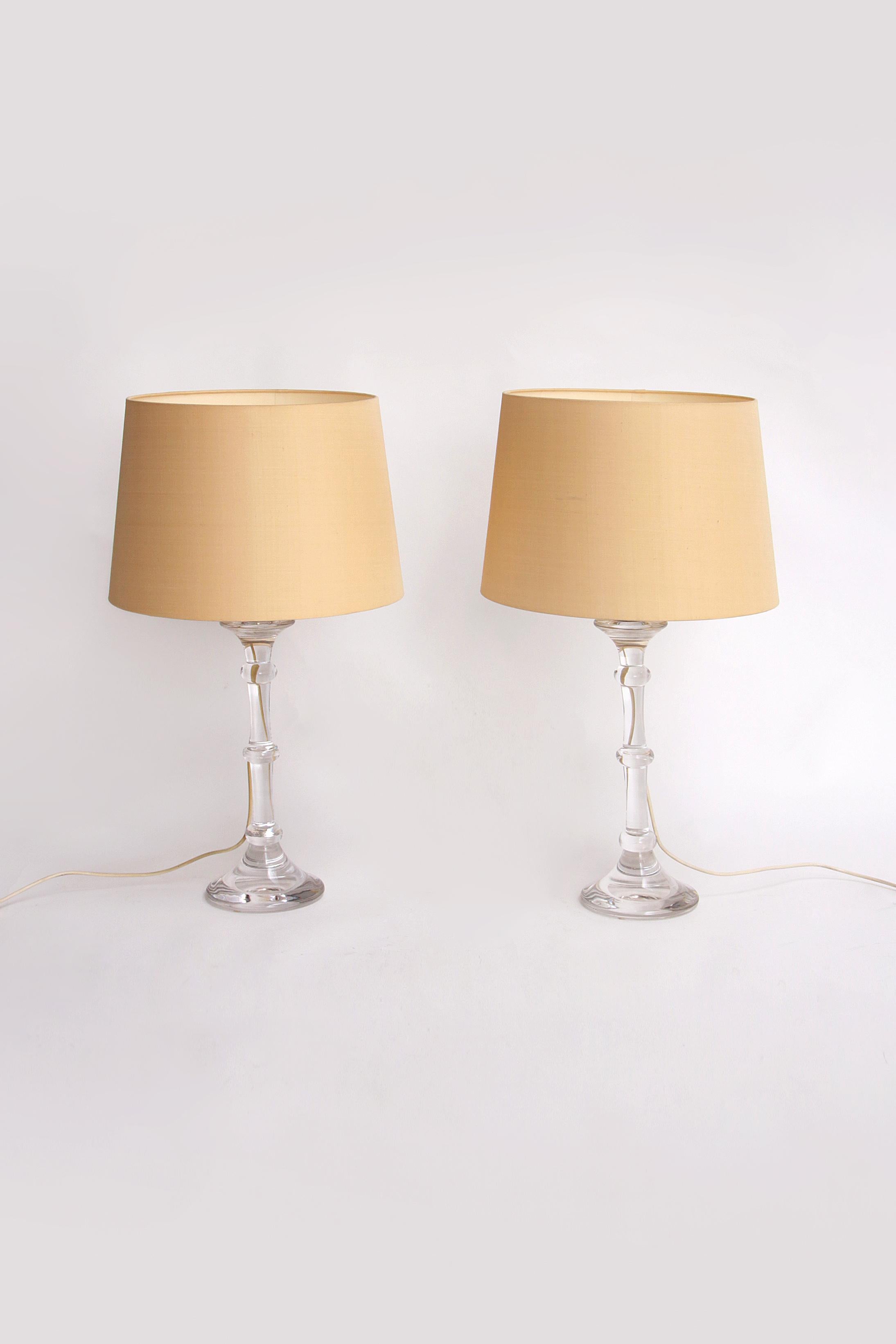 Mouth-blown designer lamp set with cream lampshades by Ingo Maurer, 1960


Discover the exclusivity and craftsmanship of Ingo Maurer with this beautiful set of mouth-blown designer lamps. These unique lamps are handmade from solid glass, giving them