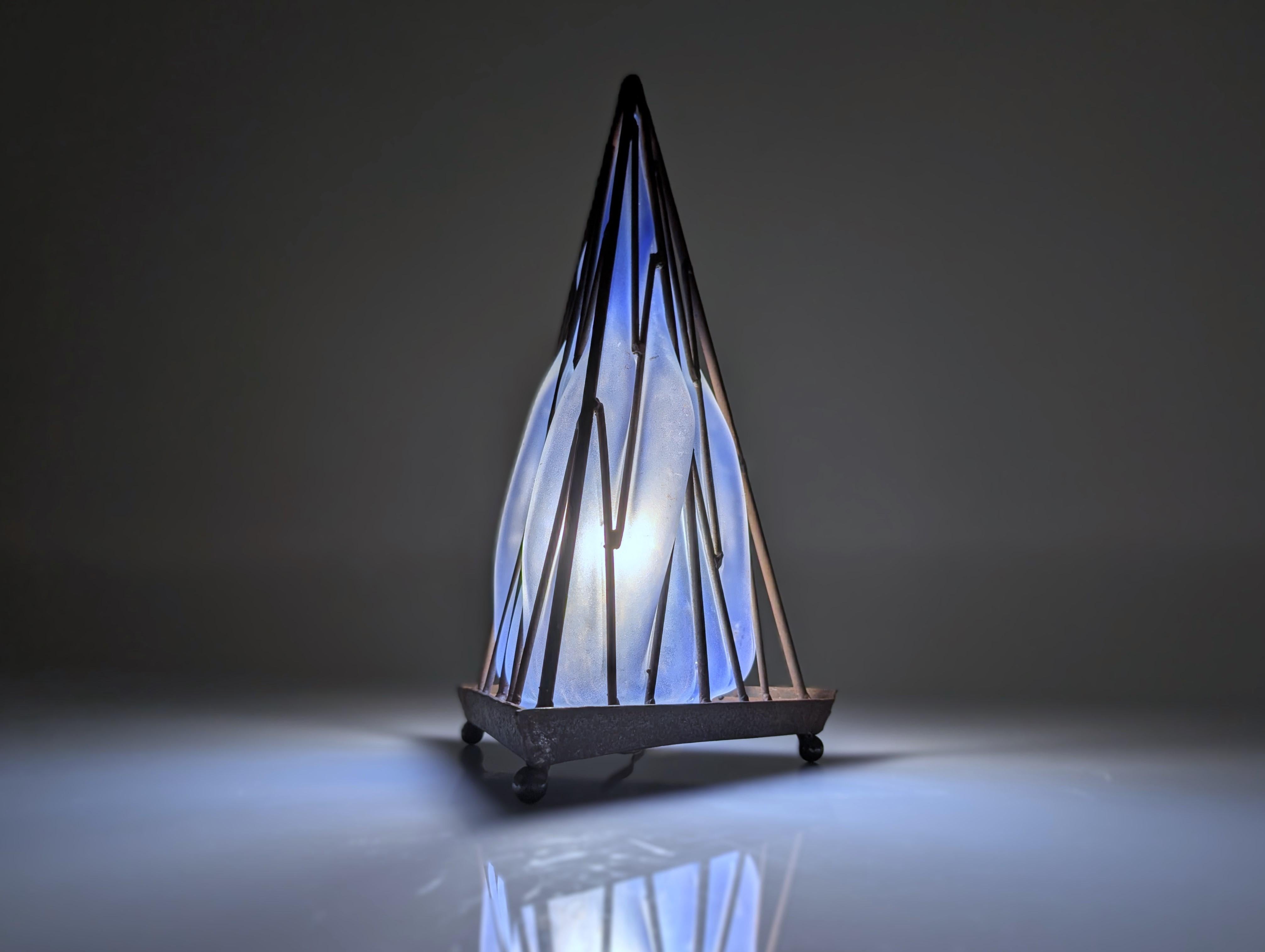 Mid-Century Modern Lampe de table pyramide en verre et fer soufflé à la bouche en vente