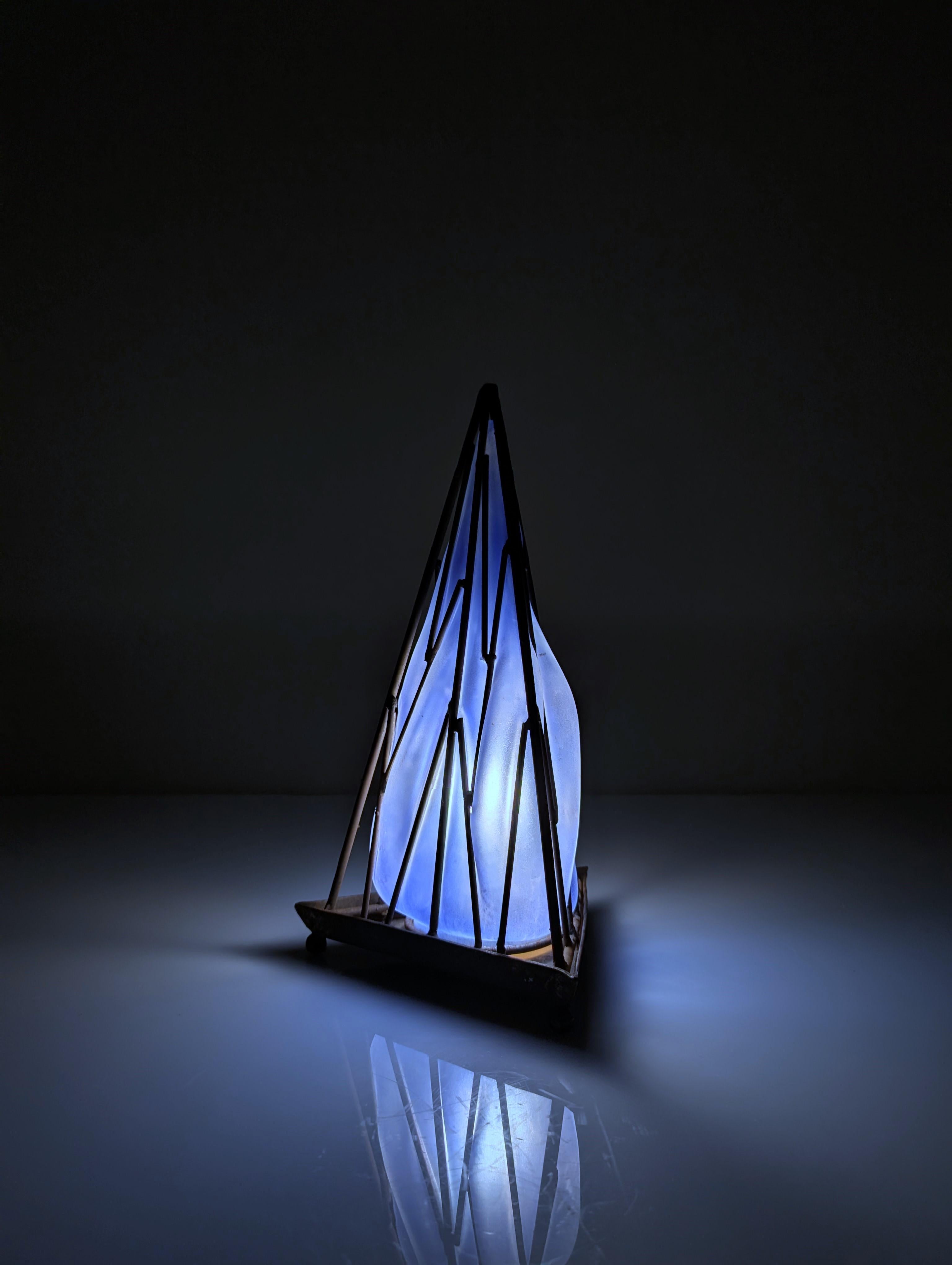 Lampe de table pyramide en verre et fer soufflé à la bouche Bon état - En vente à Benalmadena, ES
