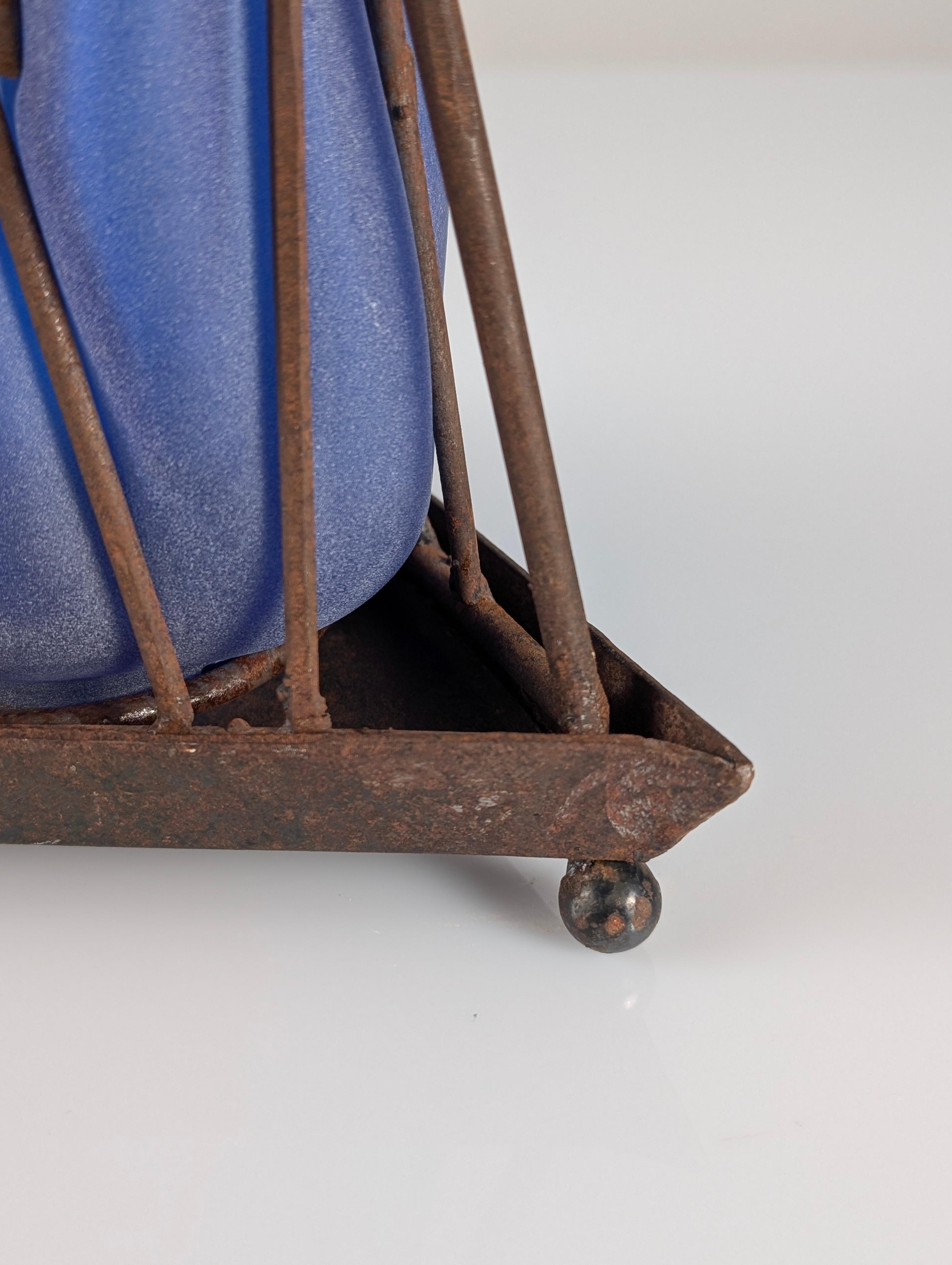 Verre Lampe de table pyramide en verre et fer soufflé à la bouche en vente