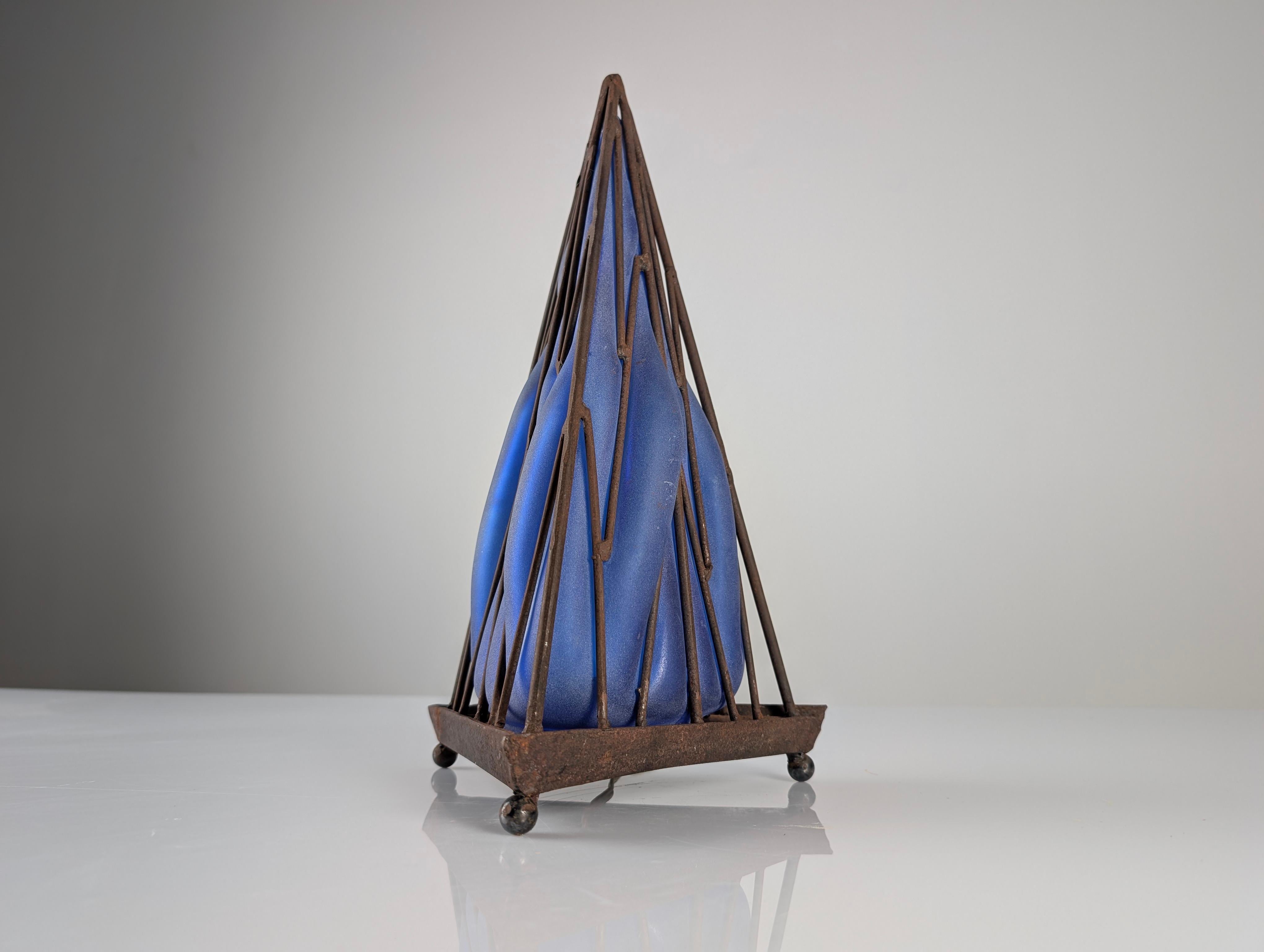 Lampe de table pyramide en verre et fer soufflé à la bouche en vente 1