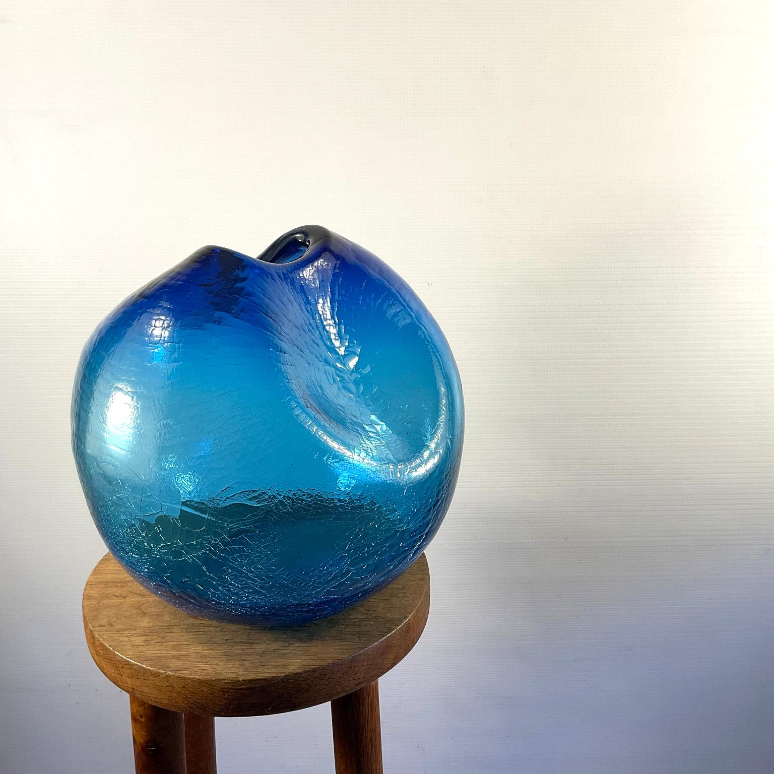 Jarrón de vidrio soplado azul craquelado 