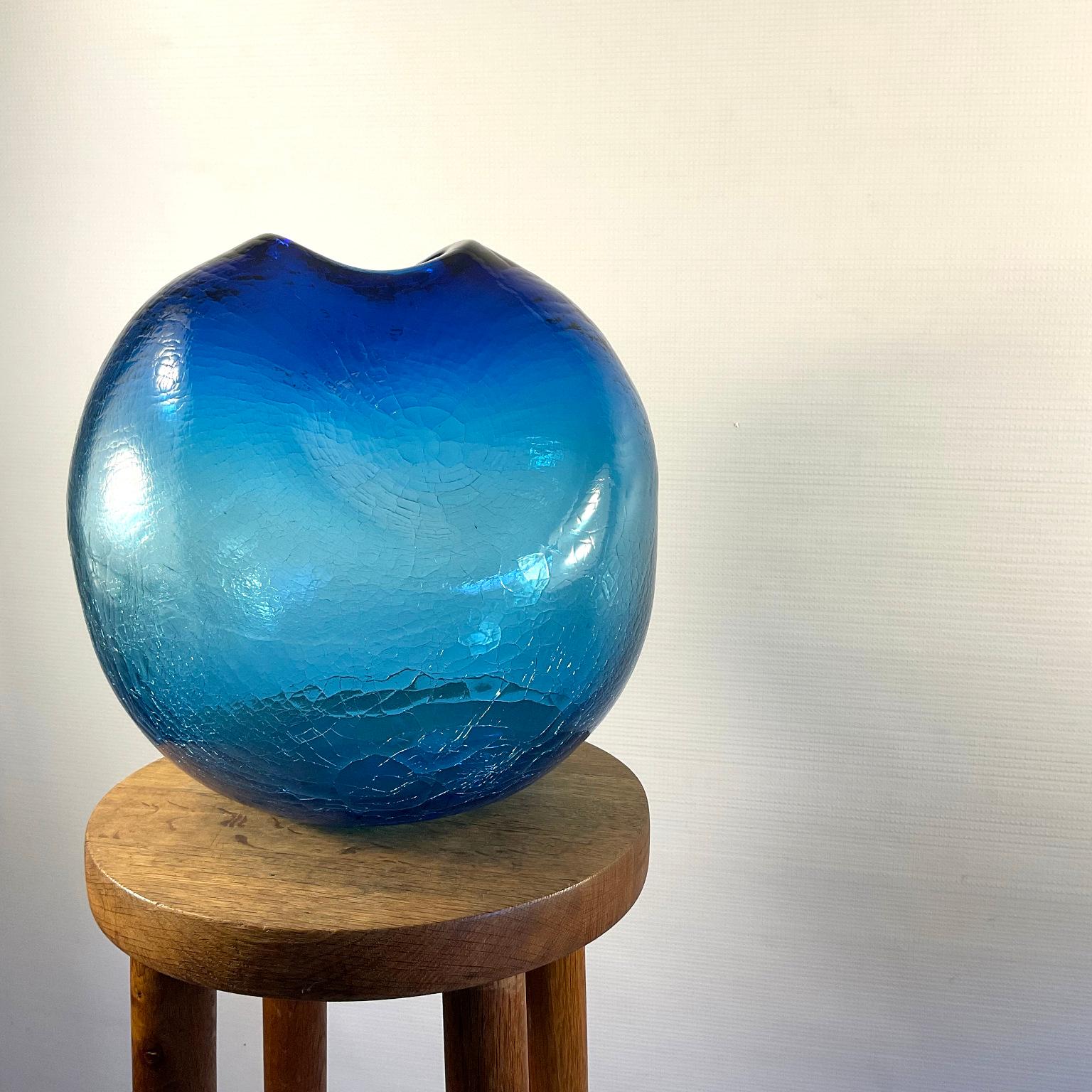 Jarrón de vidrio soplado azul craquelado 