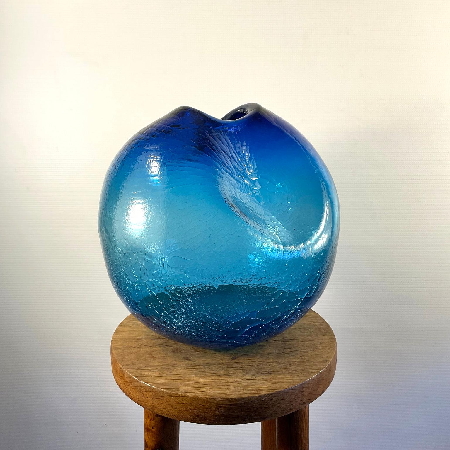 Jarrón de vidrio soplado azul craquelado 